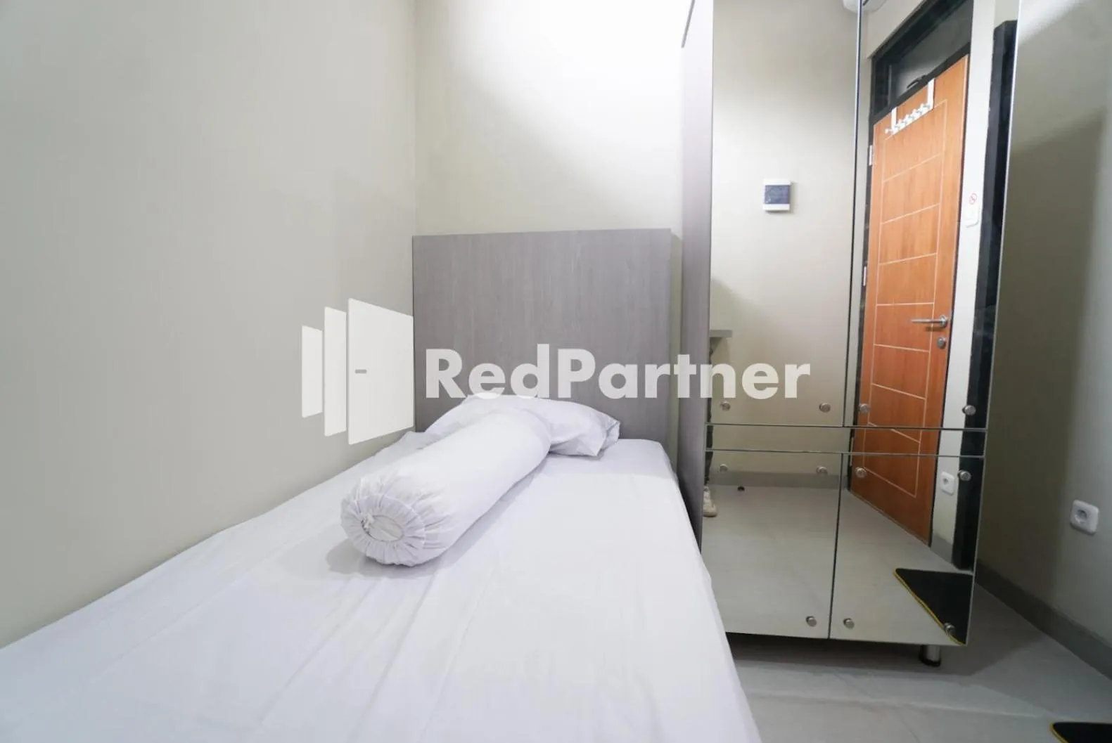Bedroom, Bed in Tomang Gelong Guest House Syariah Mitra RedDoorz
