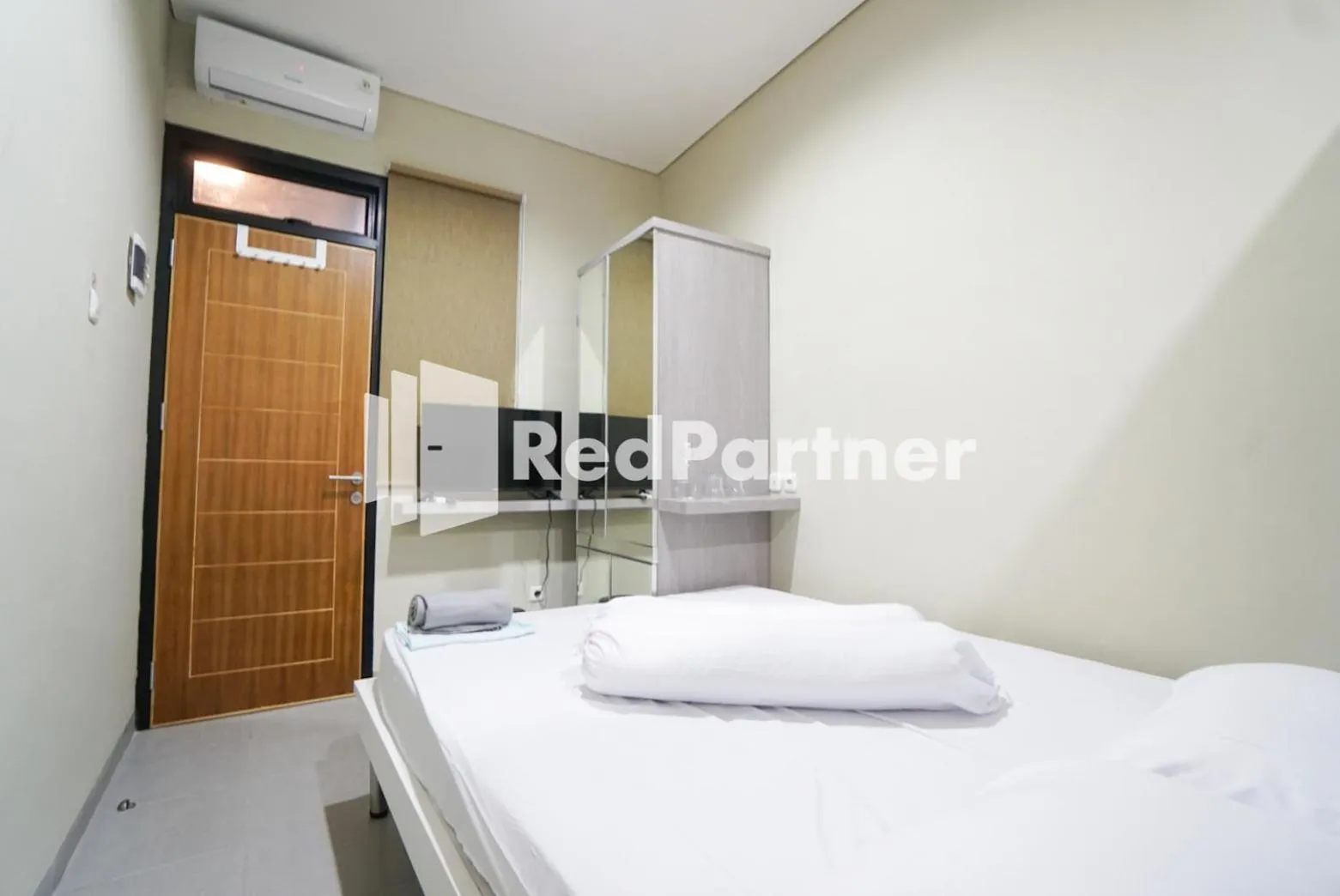 Bedroom, Bed in Tomang Gelong Guest House Syariah Mitra RedDoorz