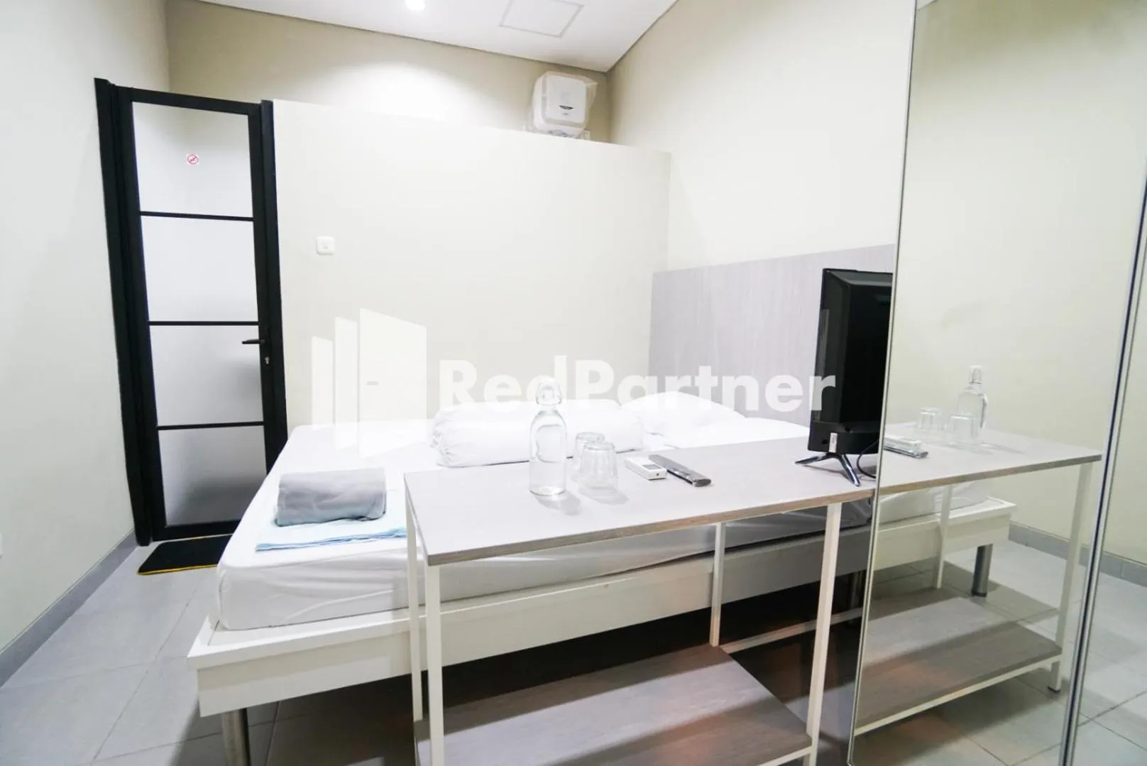 Bedroom, Bed in Tomang Gelong Guest House Syariah Mitra RedDoorz