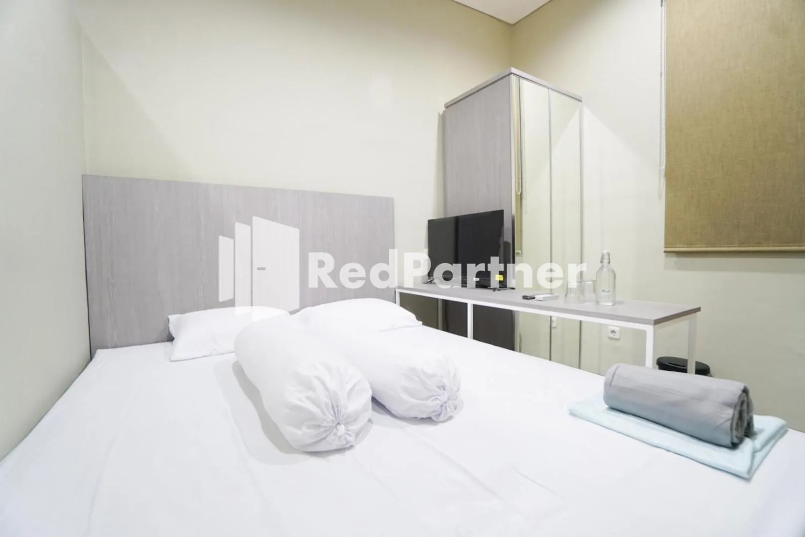 Bedroom, Bed in Tomang Gelong Guest House Syariah Mitra RedDoorz
