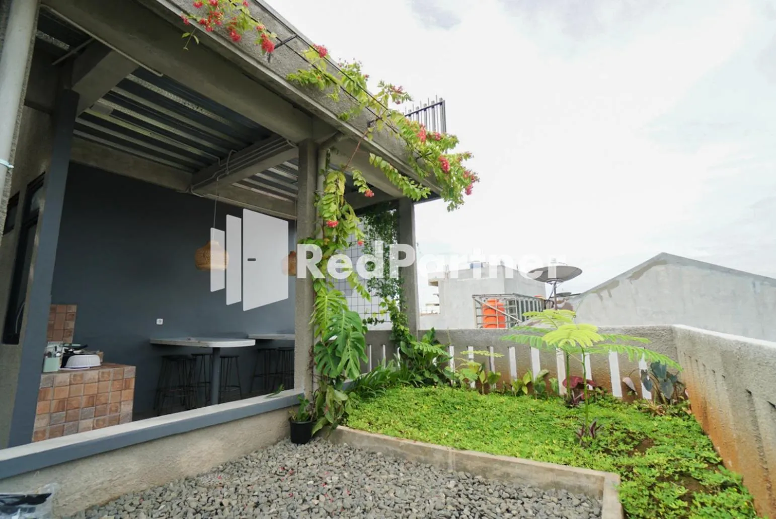 Garden in Tomang Gelong Guest House Syariah Mitra RedDoorz
