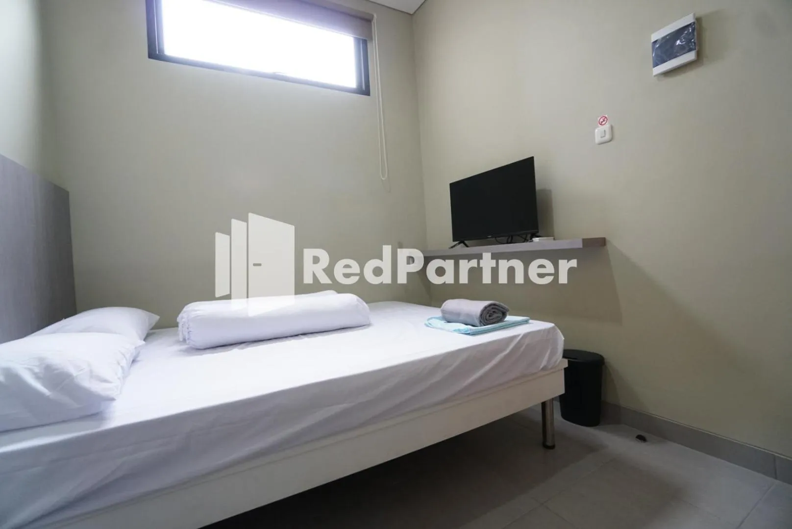 Bedroom, Bed in Tomang Gelong Guest House Syariah Mitra RedDoorz