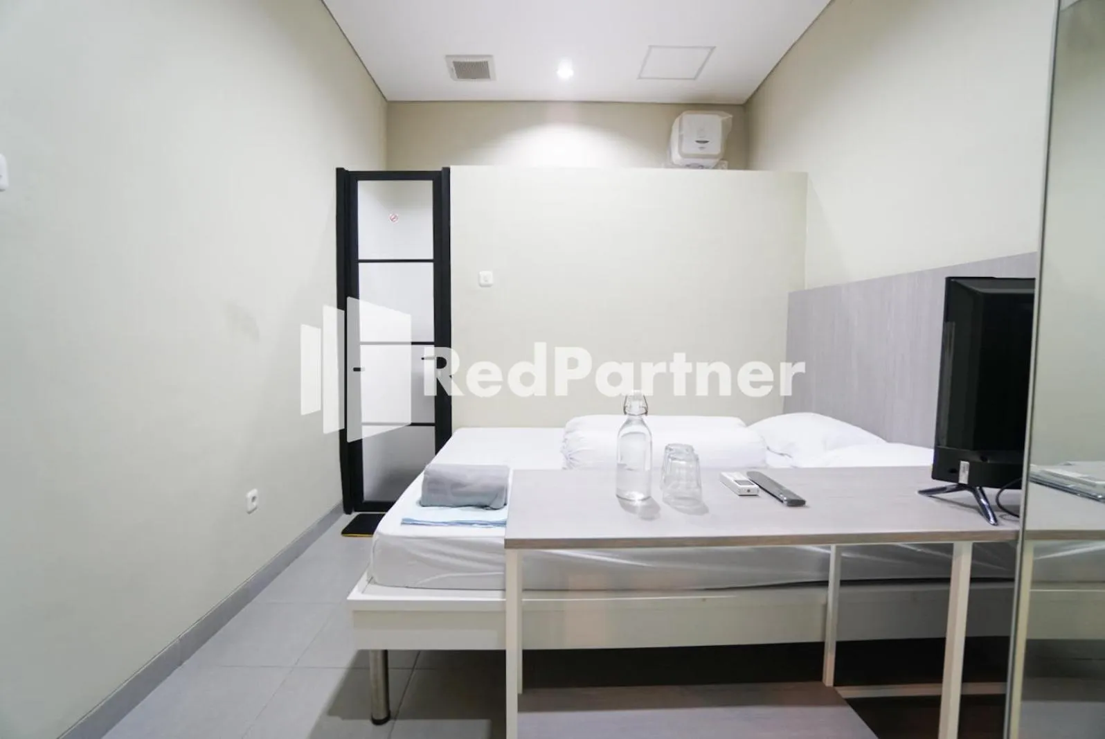 Bedroom in Tomang Gelong Guest House Syariah Mitra RedDoorz