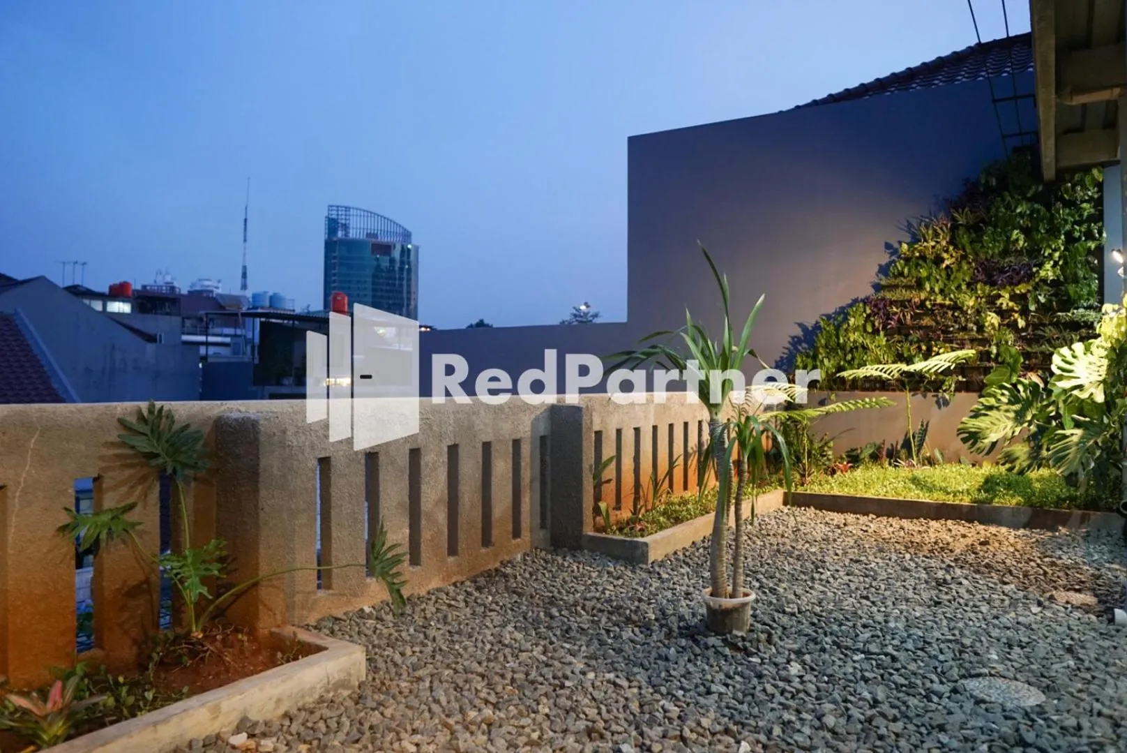 Balcony/Terrace in Tomang Gelong Guest House Syariah Mitra RedDoorz