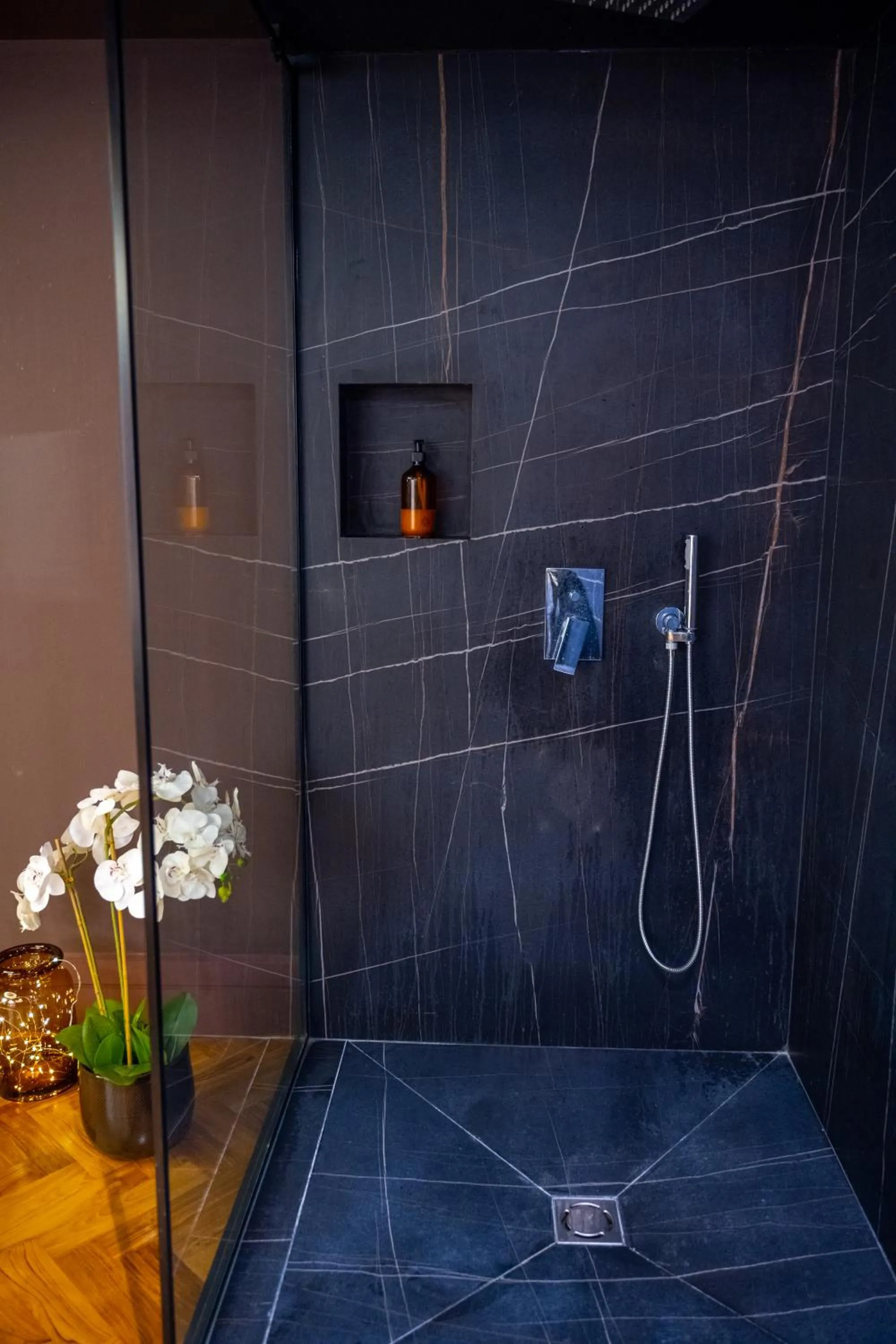 Shower in Arka Art Hotel