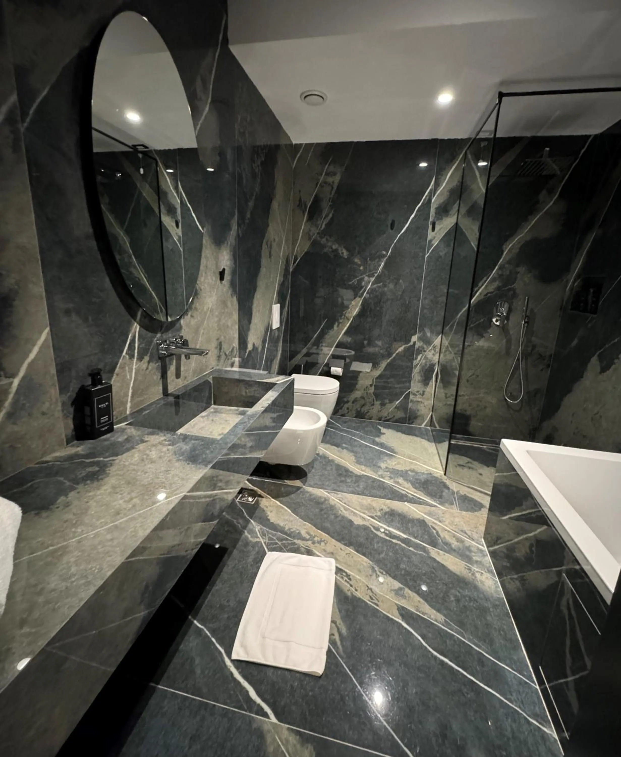 Shower in Arka Art Hotel