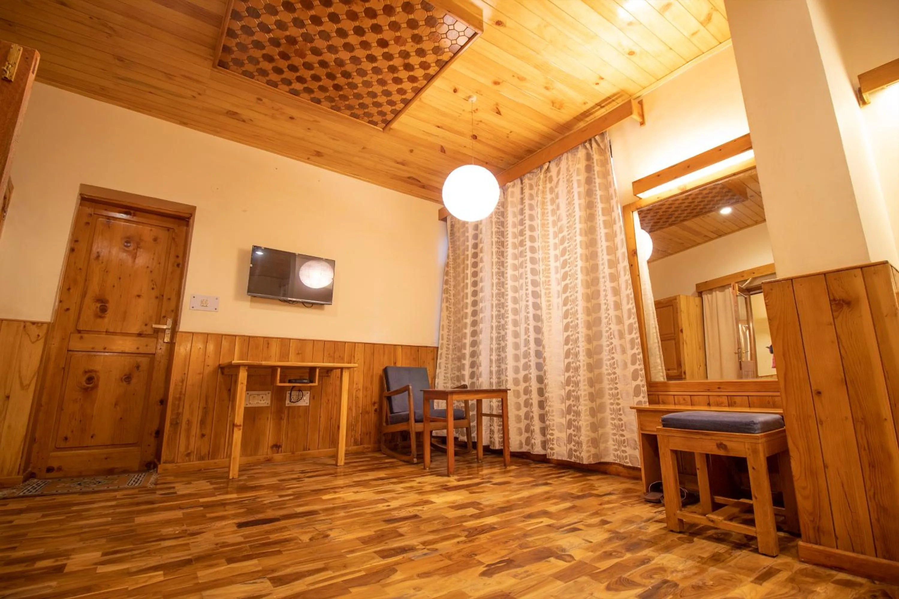 Communal lounge/ TV room in Hotel Negi's Mayflower A heritage Since 1965