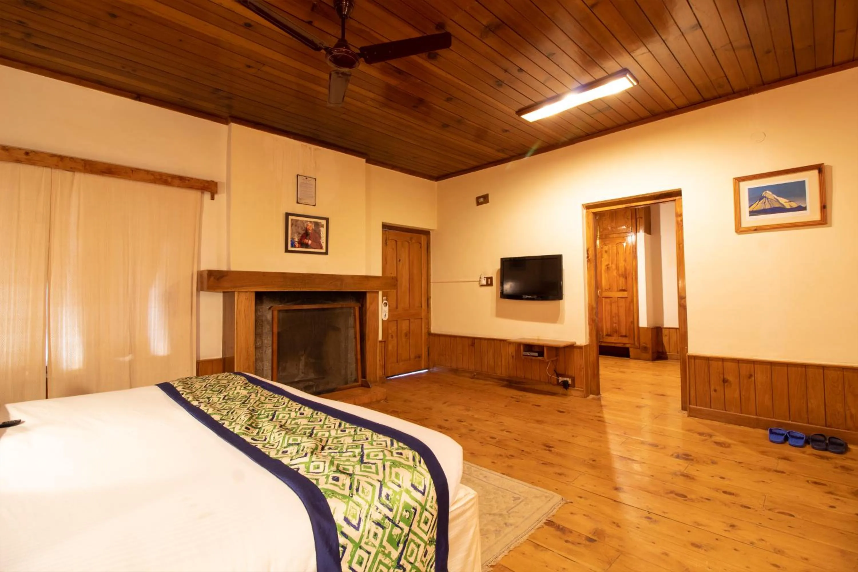 Communal lounge/ TV room, Bed in Hotel Negi's Mayflower A heritage Since 1965