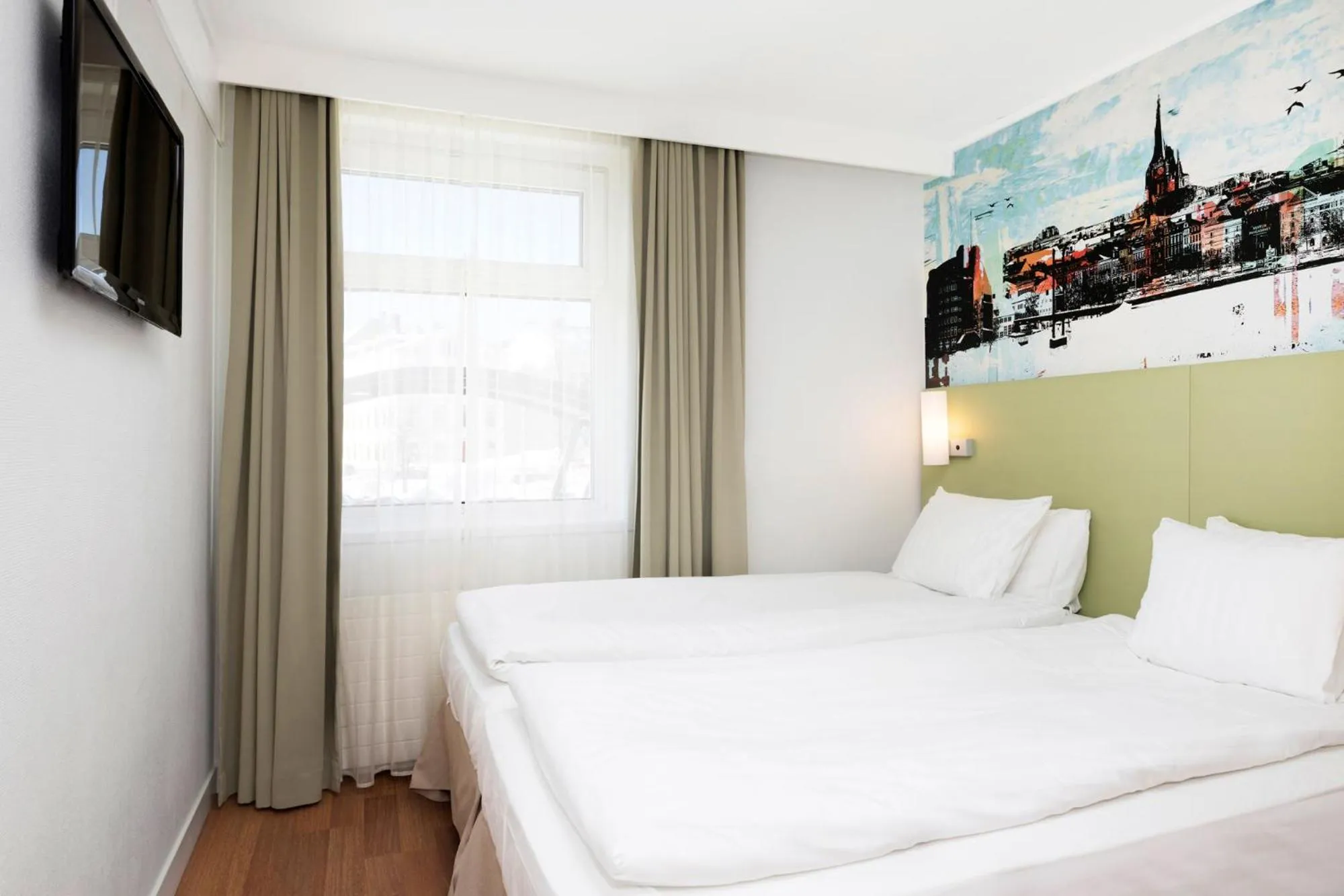 Photo of the whole room, Bed in Good Morning+ Göteborg City