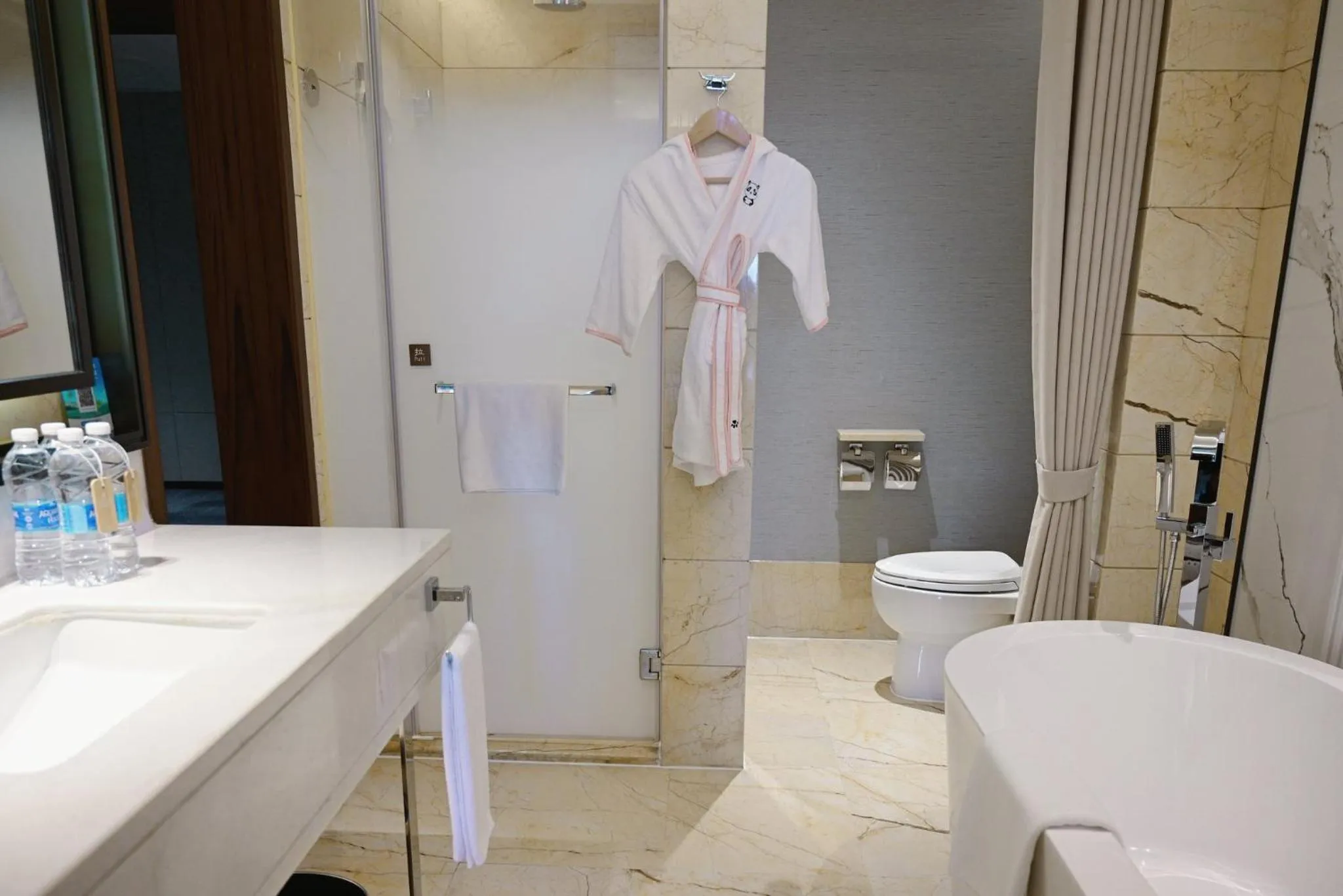 Bathroom in Hualuxe Leshan, an IHG Hotel