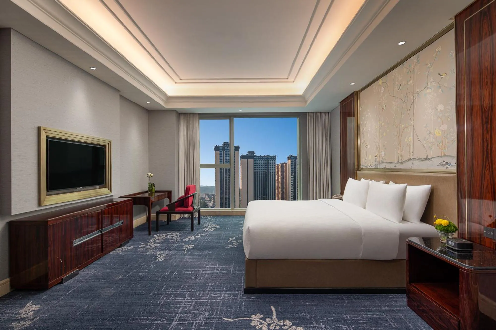 Photo of the whole room, Bed in Hualuxe Leshan, an IHG Hotel