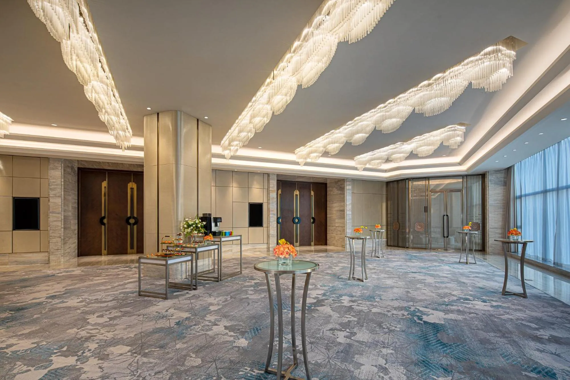 Seating area in Hualuxe Leshan, an IHG Hotel