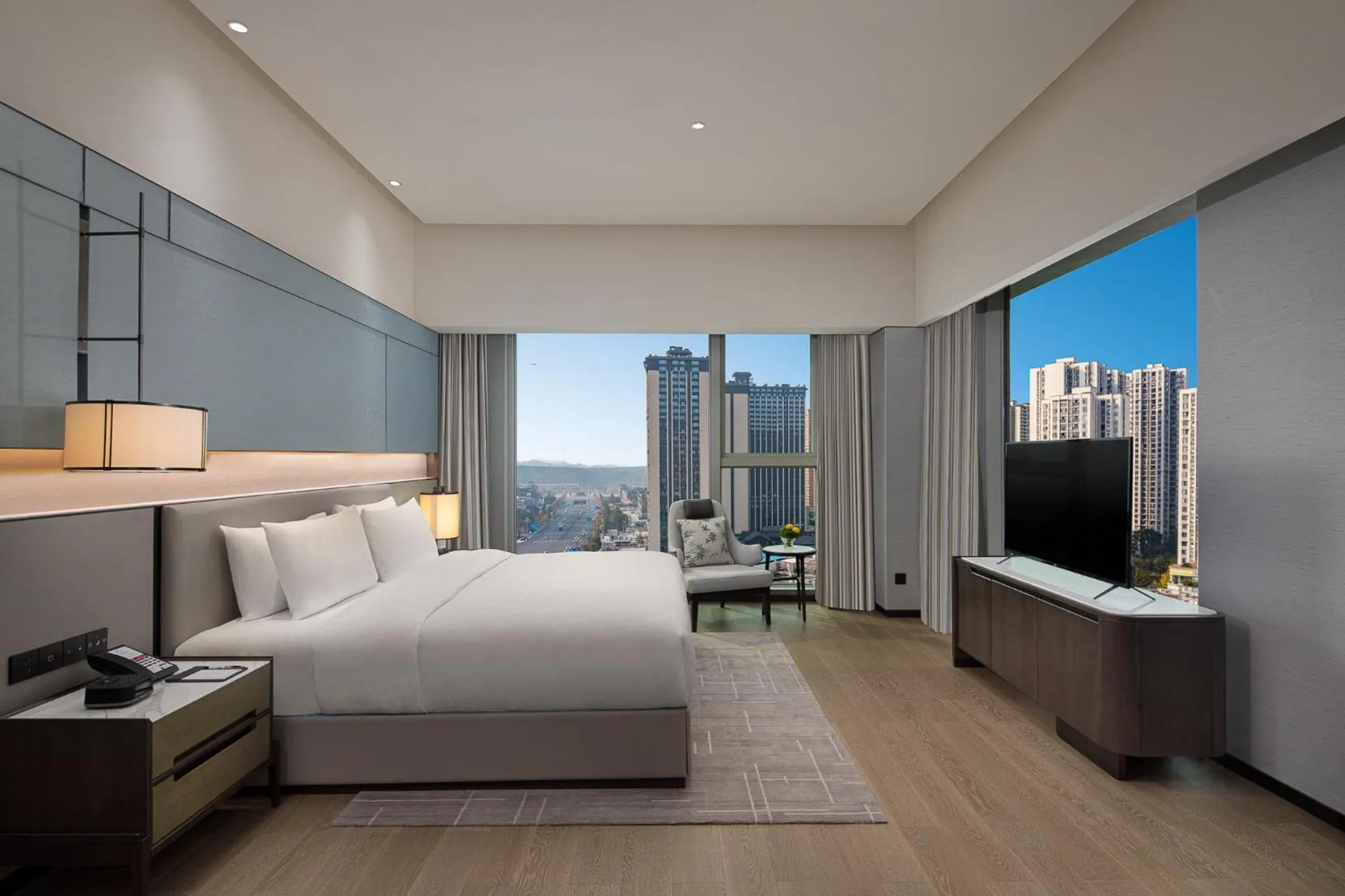 Photo of the whole room, Bed in Hualuxe Leshan, an IHG Hotel