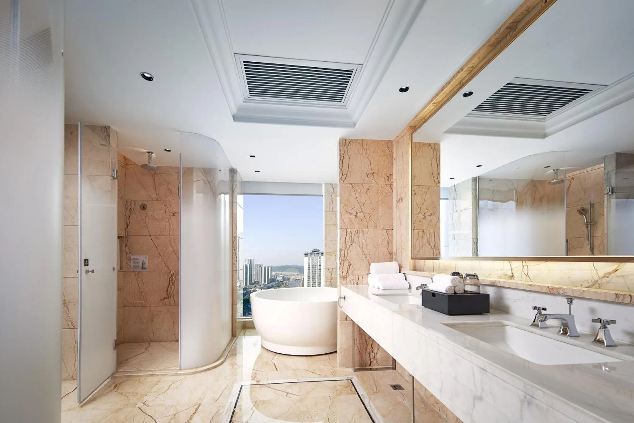 Bathroom in Hualuxe Leshan, an IHG Hotel