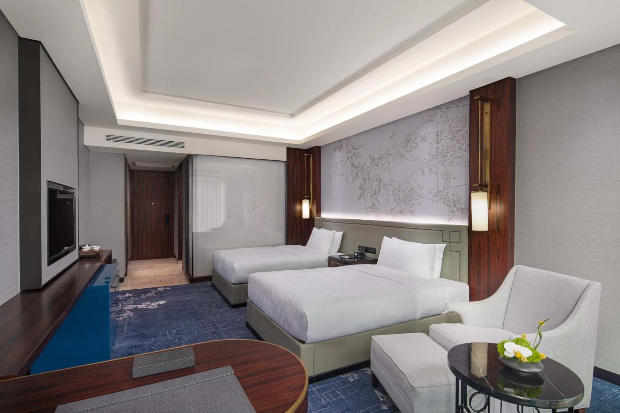 Photo of the whole room, Bed in Hualuxe Leshan, an IHG Hotel