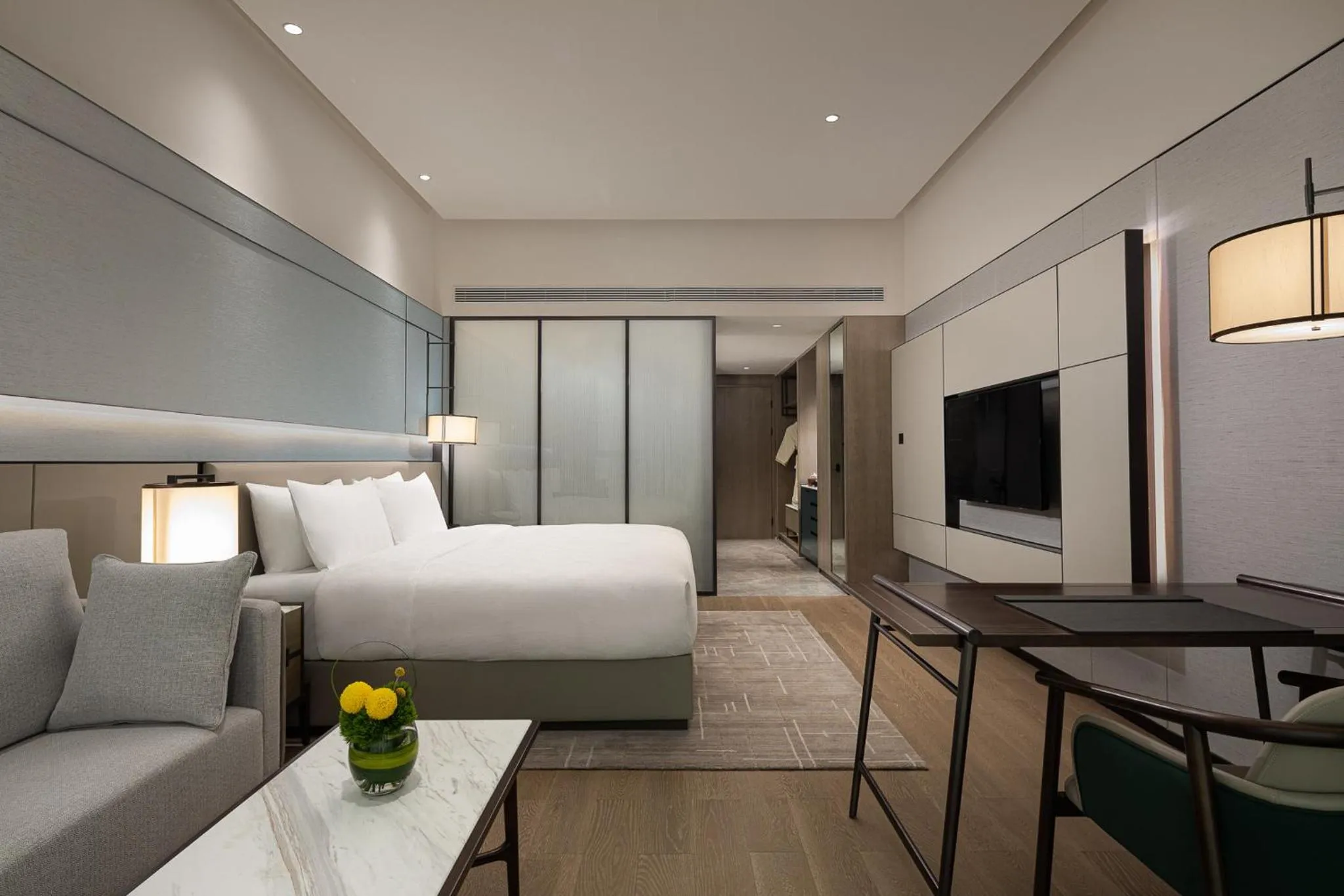 Photo of the whole room, Bed in Hualuxe Leshan, an IHG Hotel