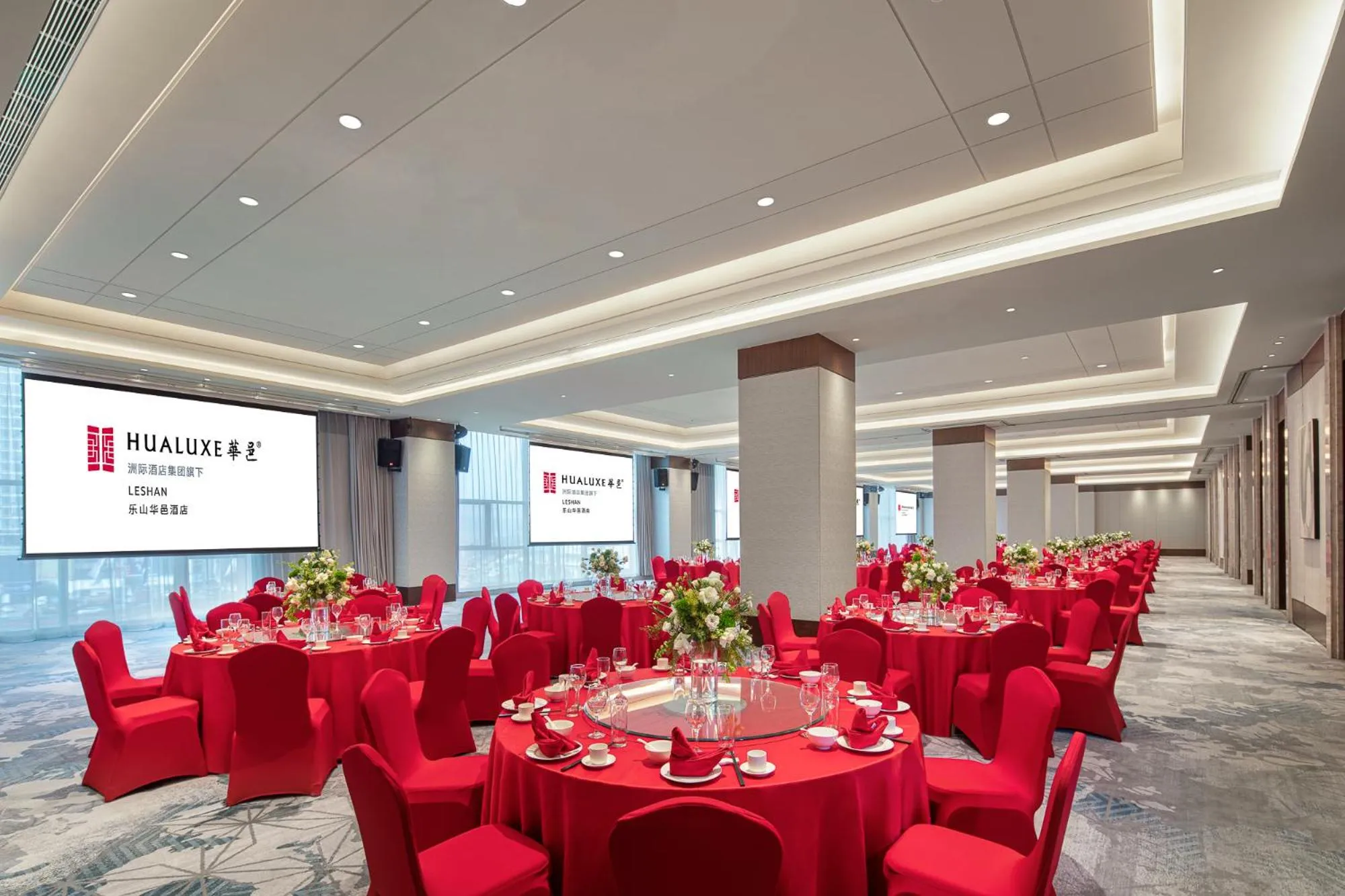 wedding in Hualuxe Leshan, an IHG Hotel