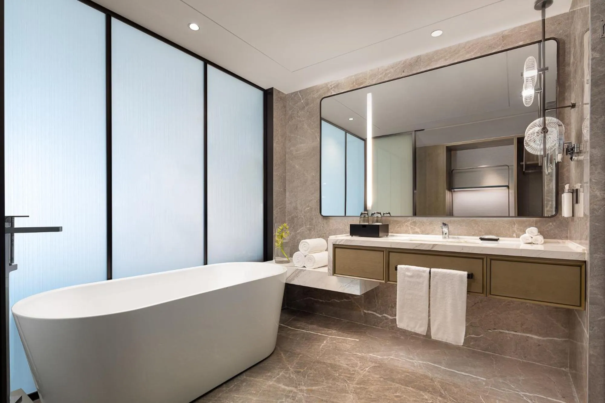 Toilet in Hualuxe Leshan, an IHG Hotel