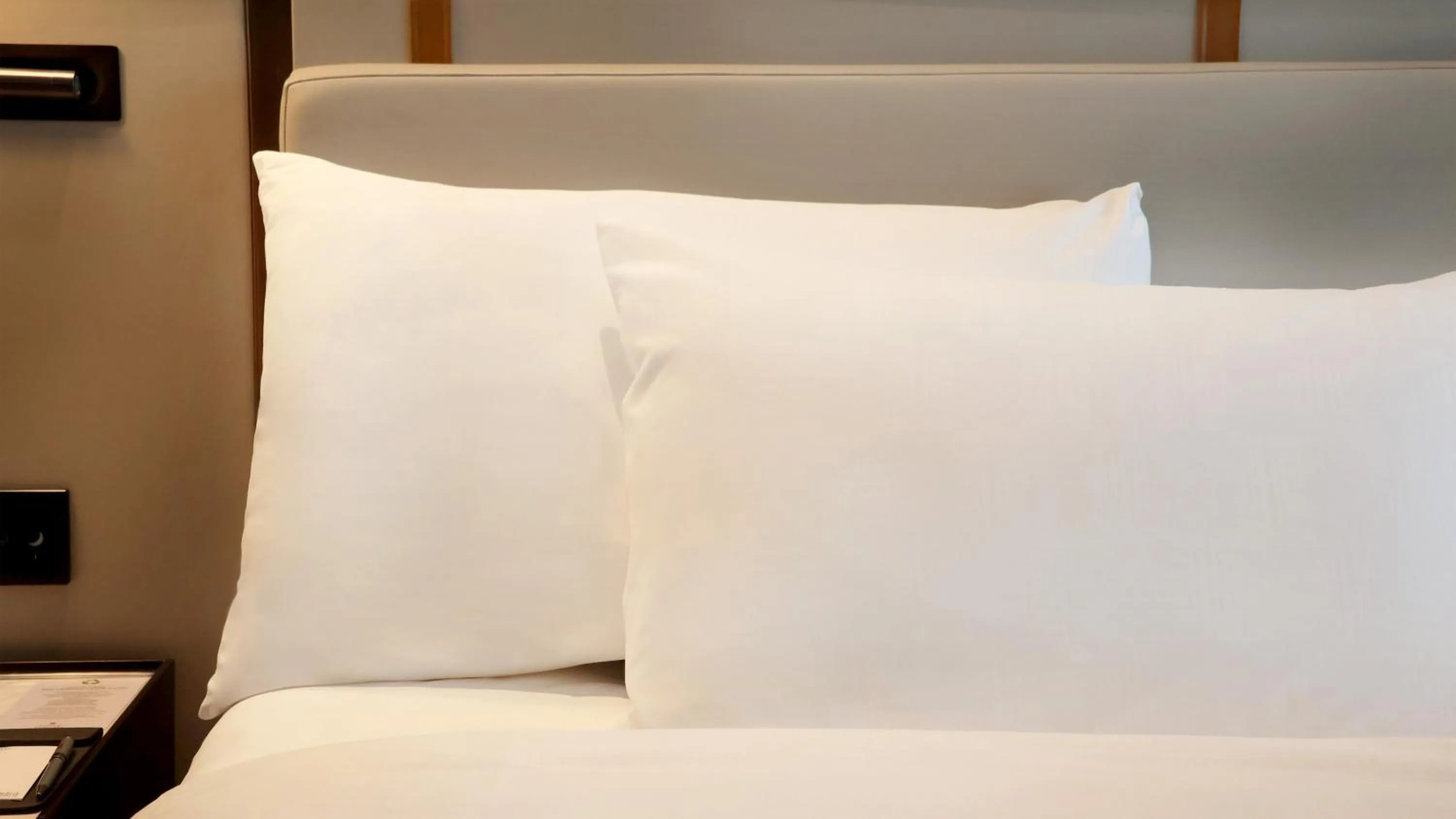 Photo of the whole room, Bed in Hualuxe Leshan, an IHG Hotel