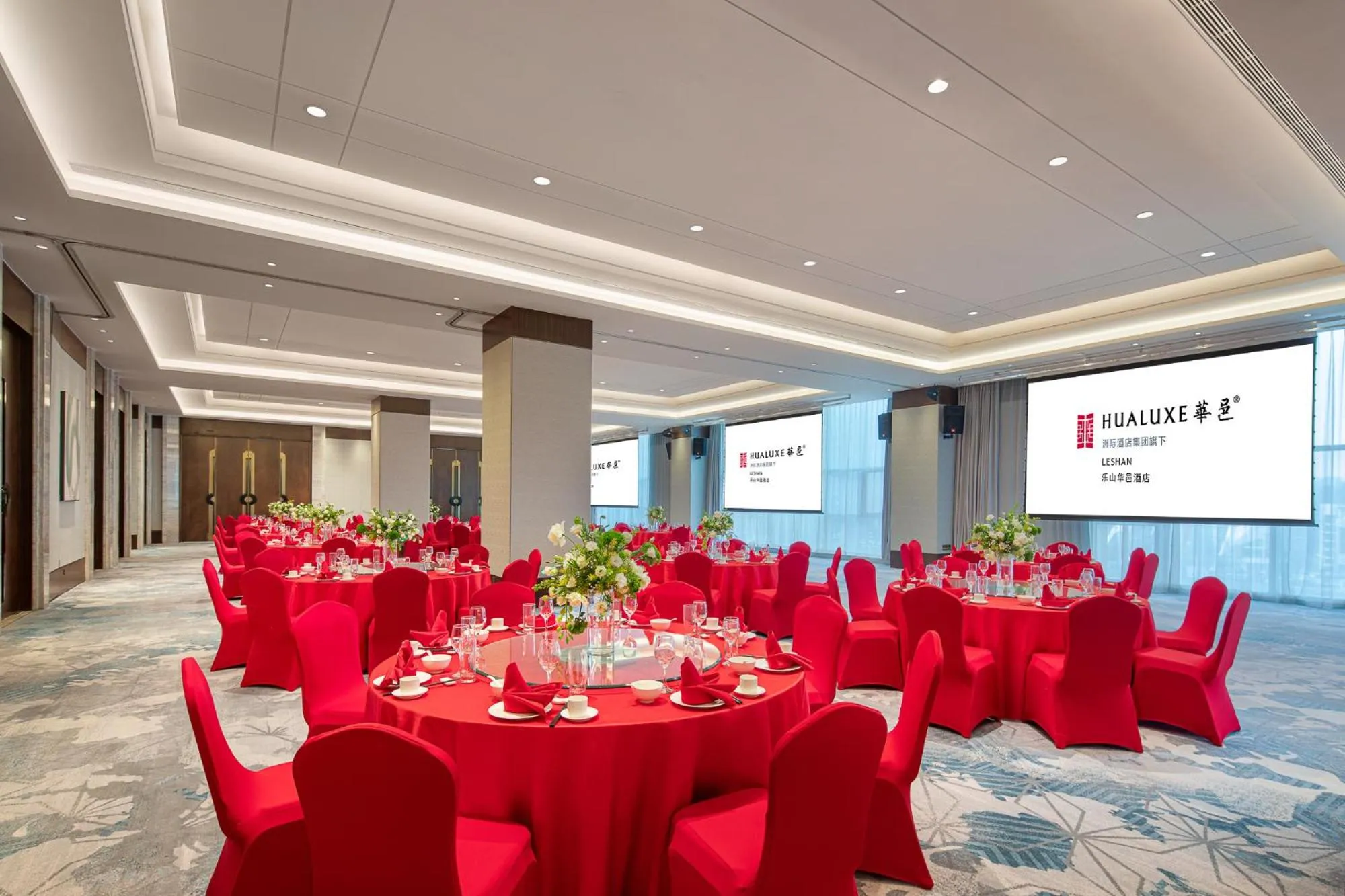 wedding in Hualuxe Leshan, an IHG Hotel