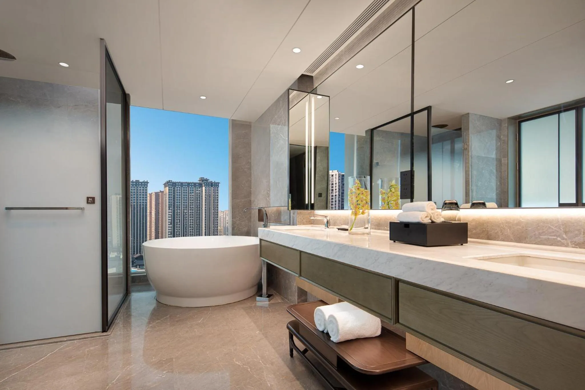 Bathroom in Hualuxe Leshan, an IHG Hotel