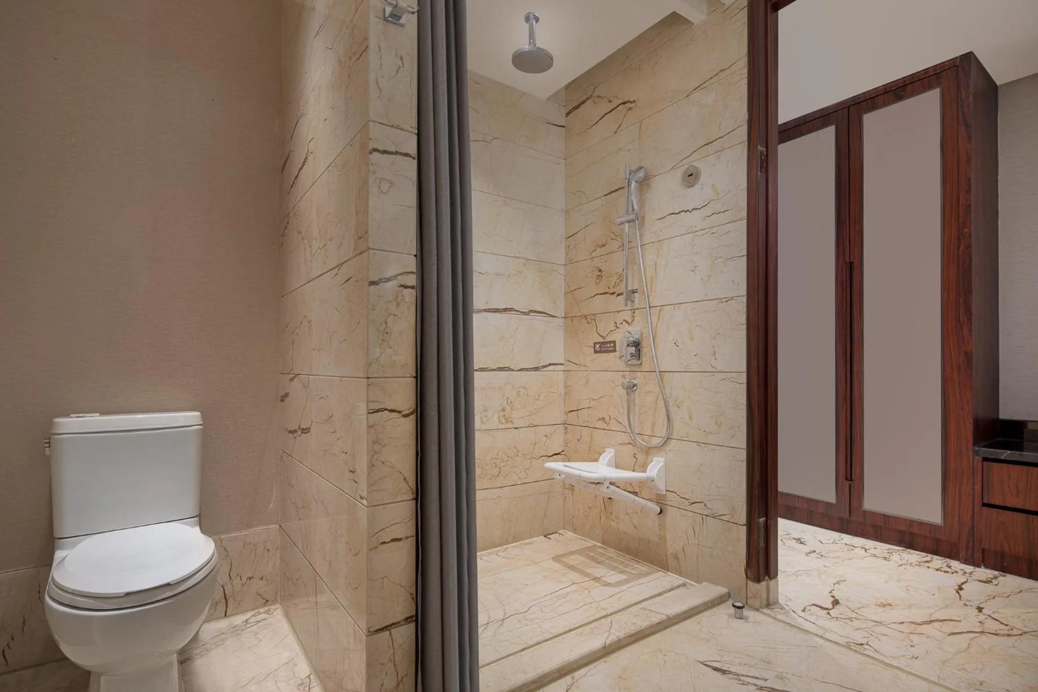 Bathroom in Hualuxe Leshan, an IHG Hotel