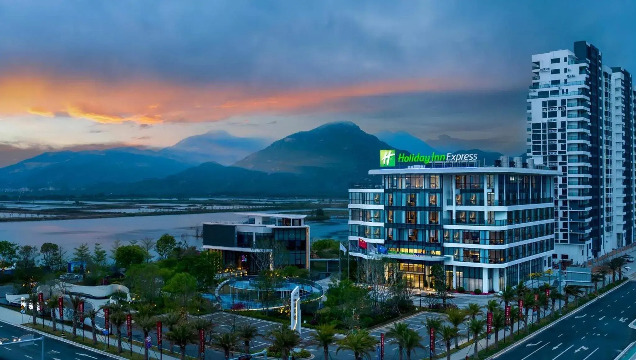 Property building in Holiday Inn Express Jiangmen Yinhu Bay by IHG Property building in Holiday Inn Express Jiangmen Yinhu Bay by IHG