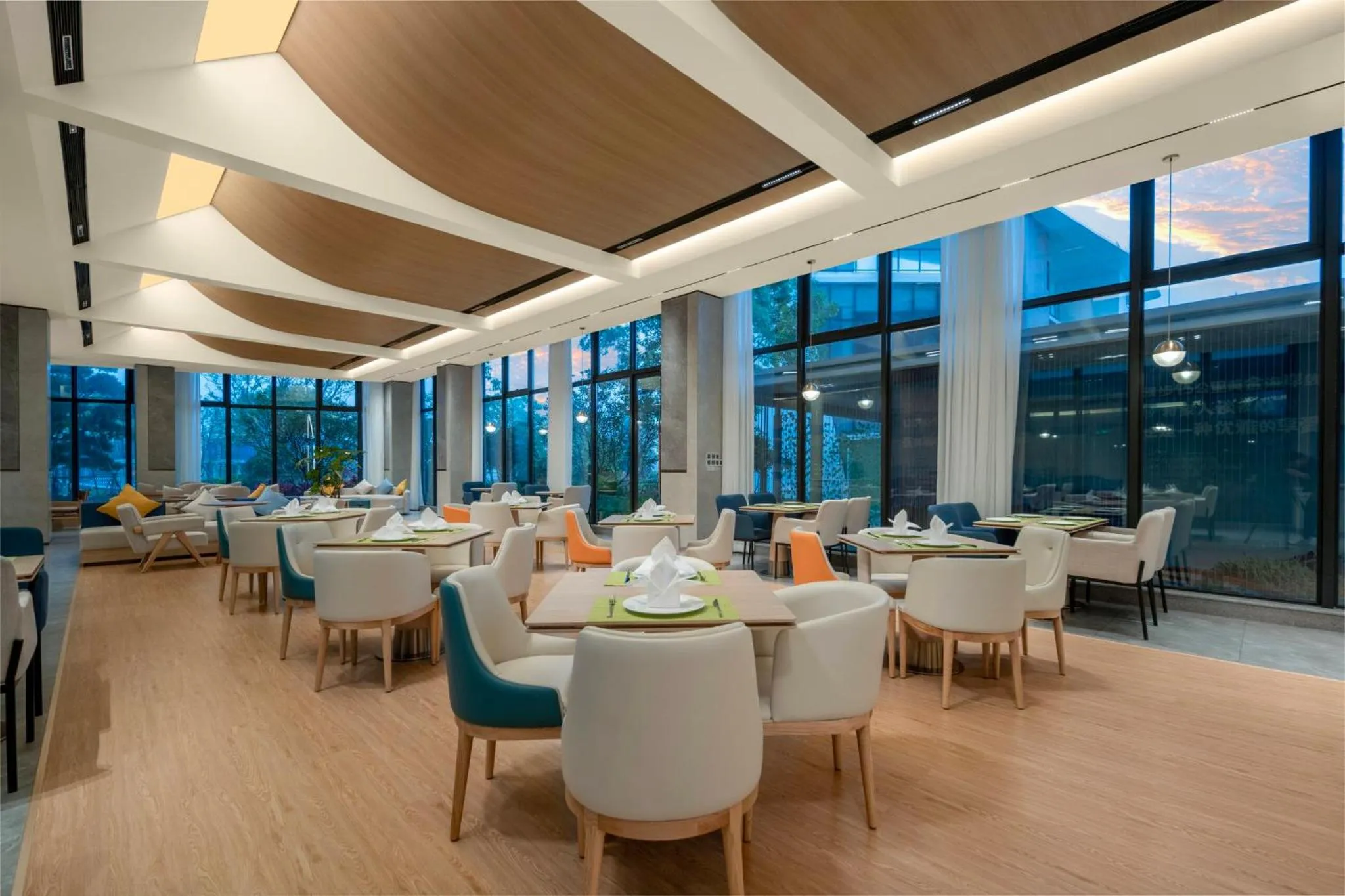 Restaurant/places to eat in Holiday Inn Express Jiangmen Yinhu Bay by IHG