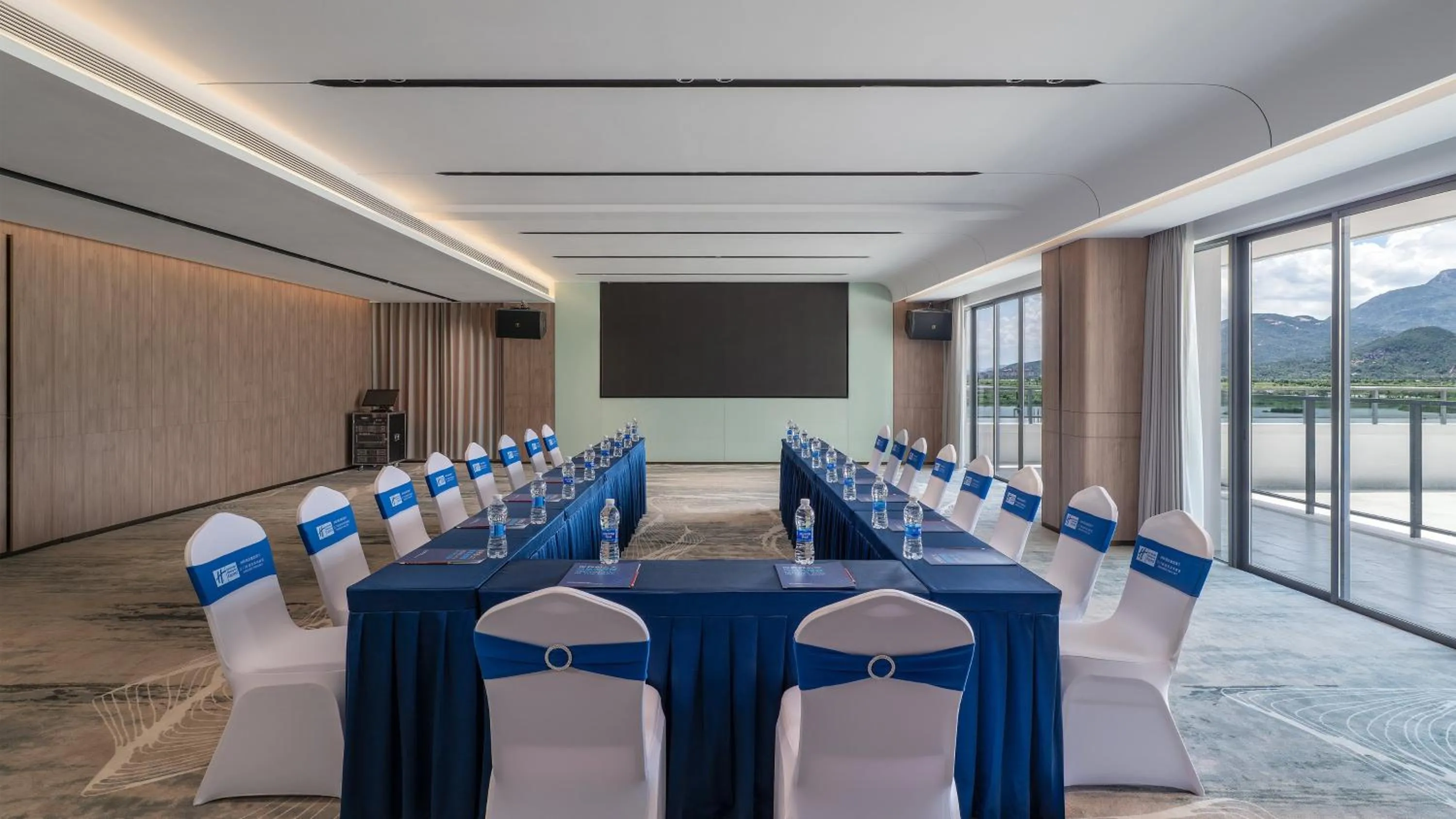 Meeting/conference room in Holiday Inn Express Jiangmen Yinhu Bay by IHG