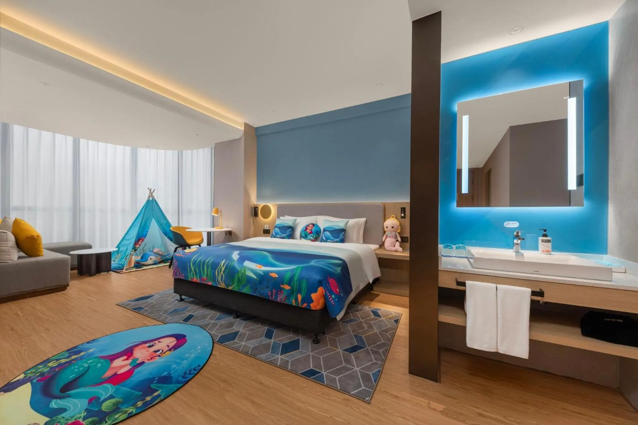 Photo of the whole room, Bed in Holiday Inn Express Jiangmen Yinhu Bay by IHG