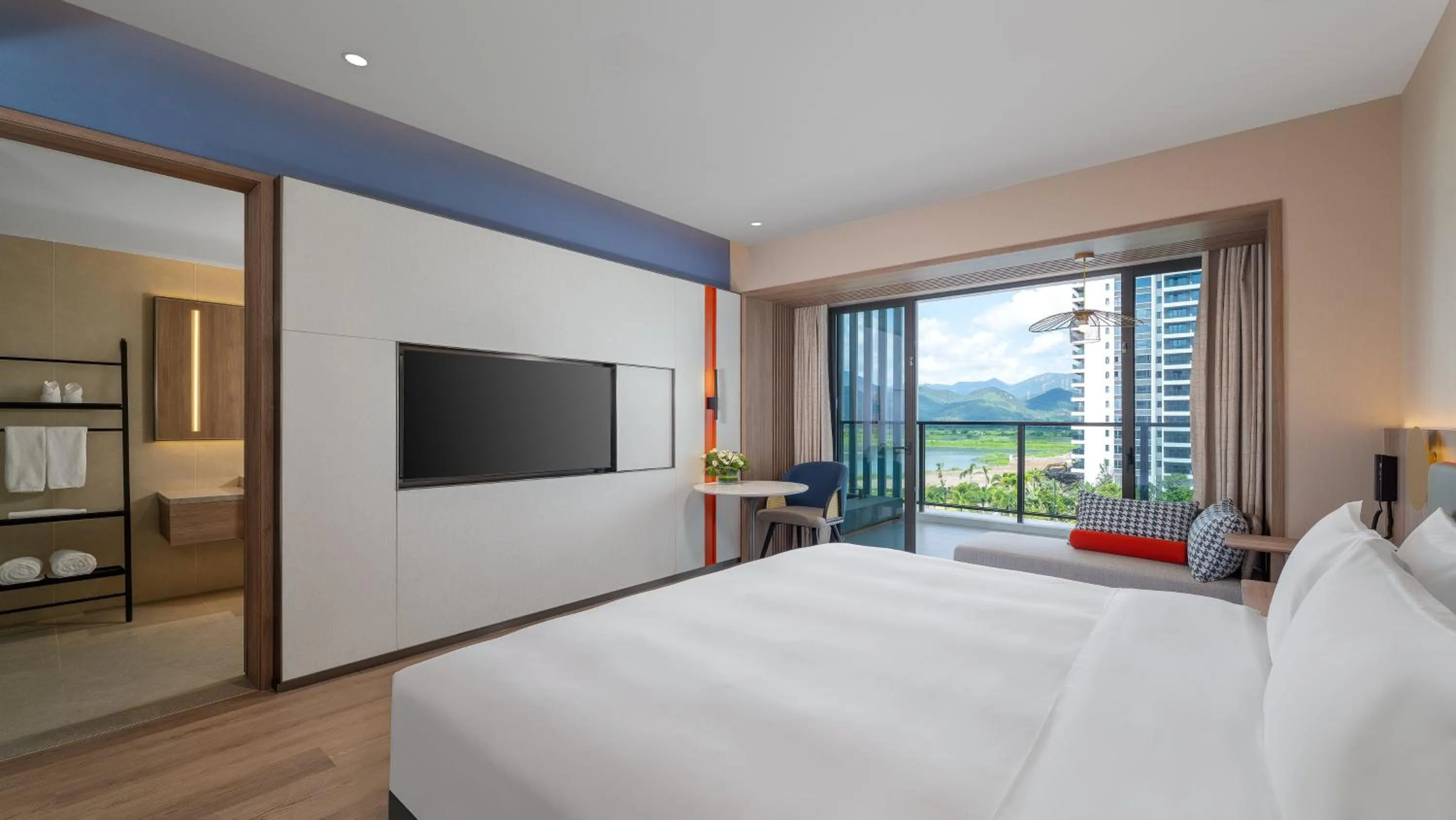 Photo of the whole room, Bed in Holiday Inn Express Jiangmen Yinhu Bay by IHG