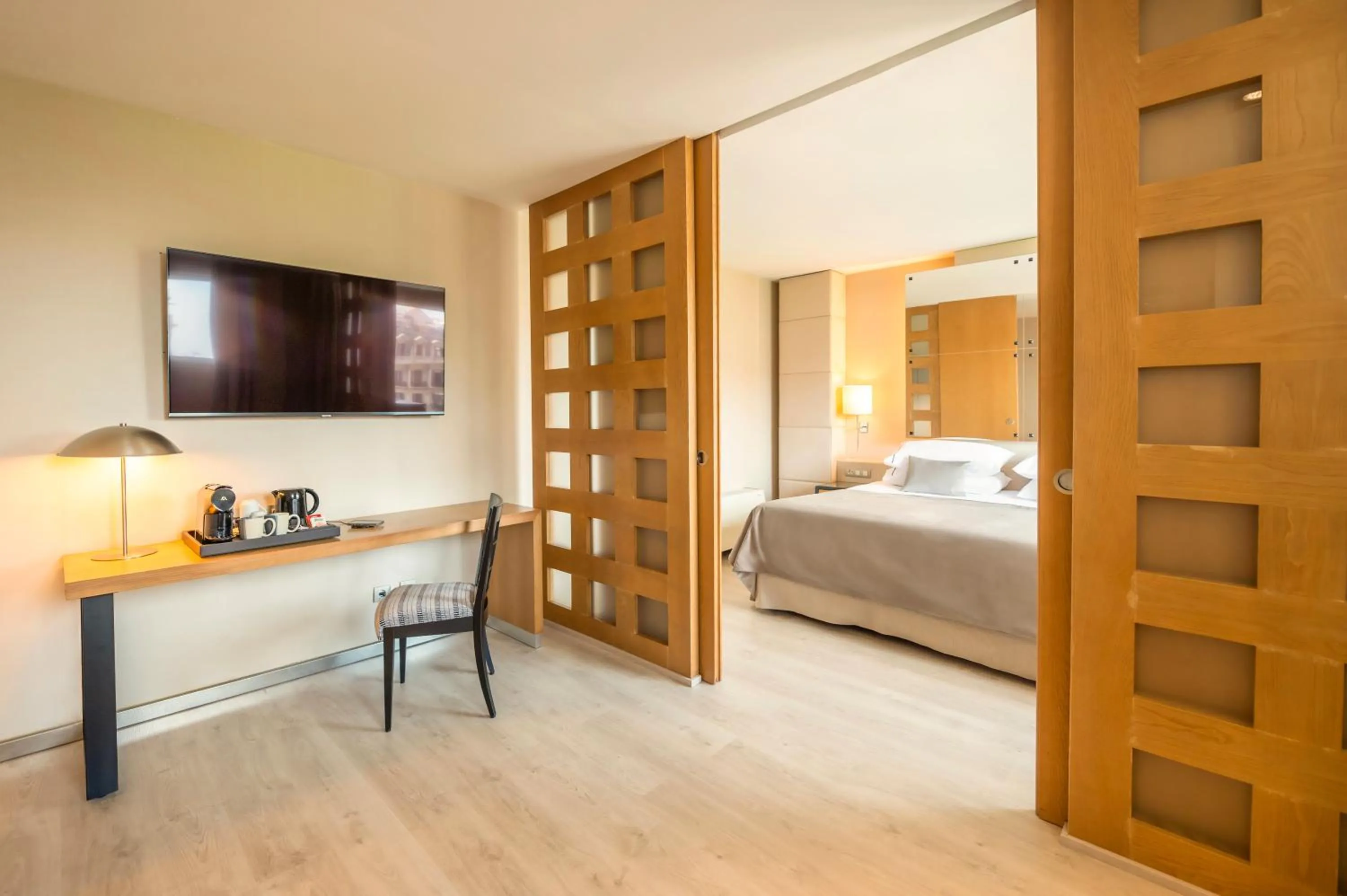 Communal lounge/ TV room, Bed in Hesperia Barcelona Presidente