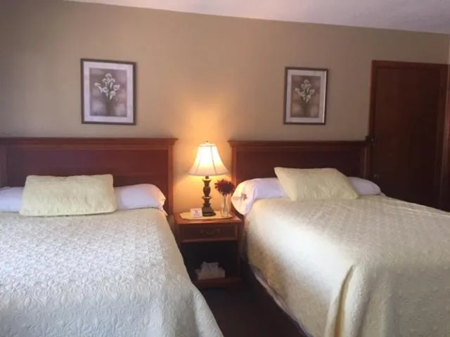 Photo of the whole room, Bed in Milford Motel On the River