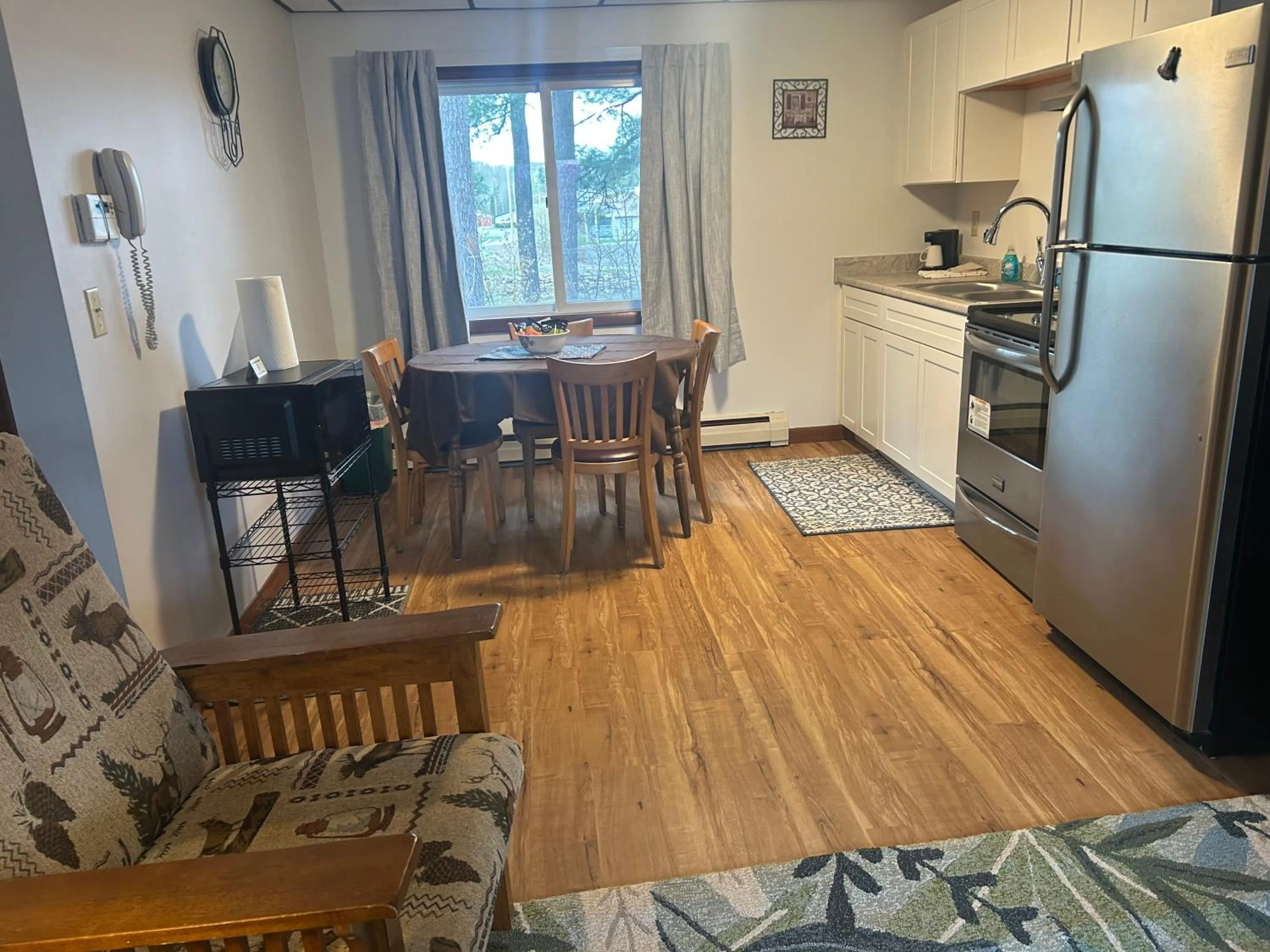 kitchen in Milford Motel On the River