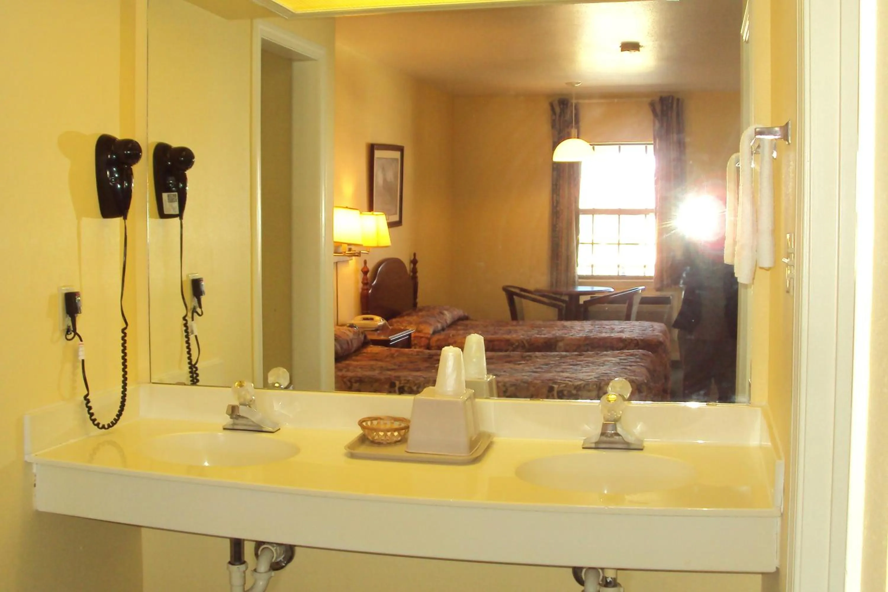 Bathroom, Bed in Executive Inn