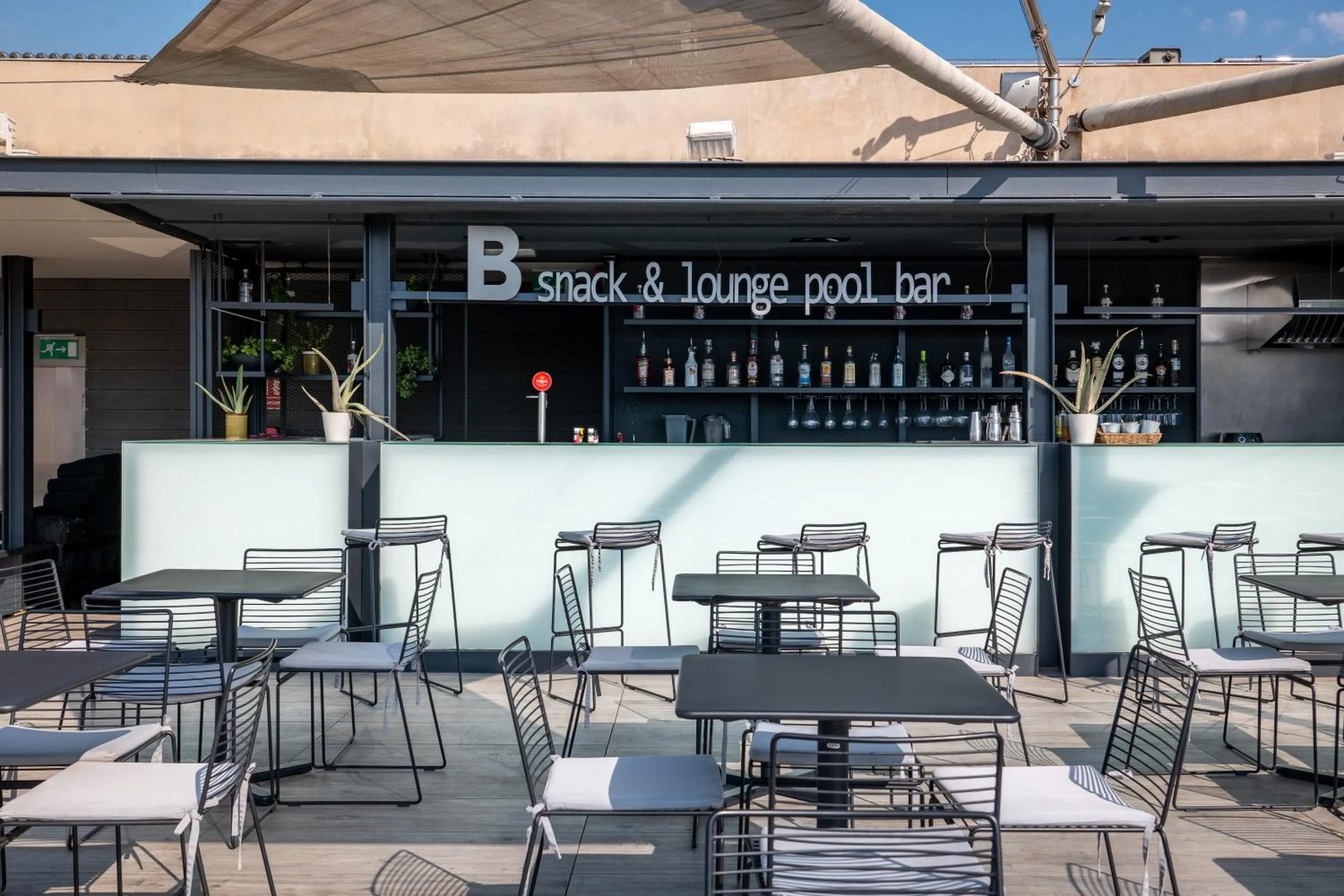 Restaurant/places to eat in B Hotel