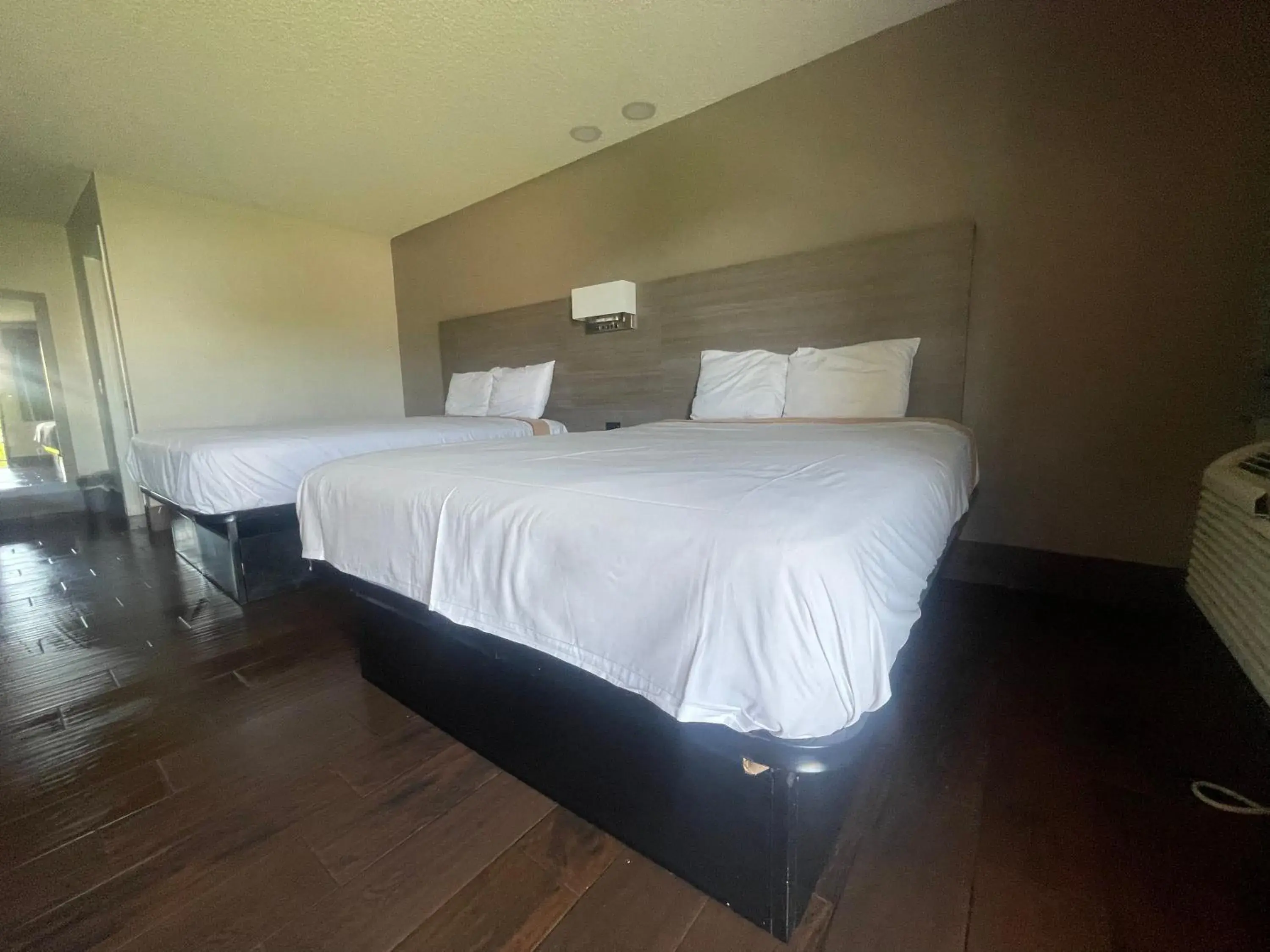 Queen Room with Two Queen Beds - Smoking in SimpleStay Suites - Downtown San Bernardino Queen Room with Two Queen Beds - Smoking in SimpleStay Suites - Downtown San Bernardino