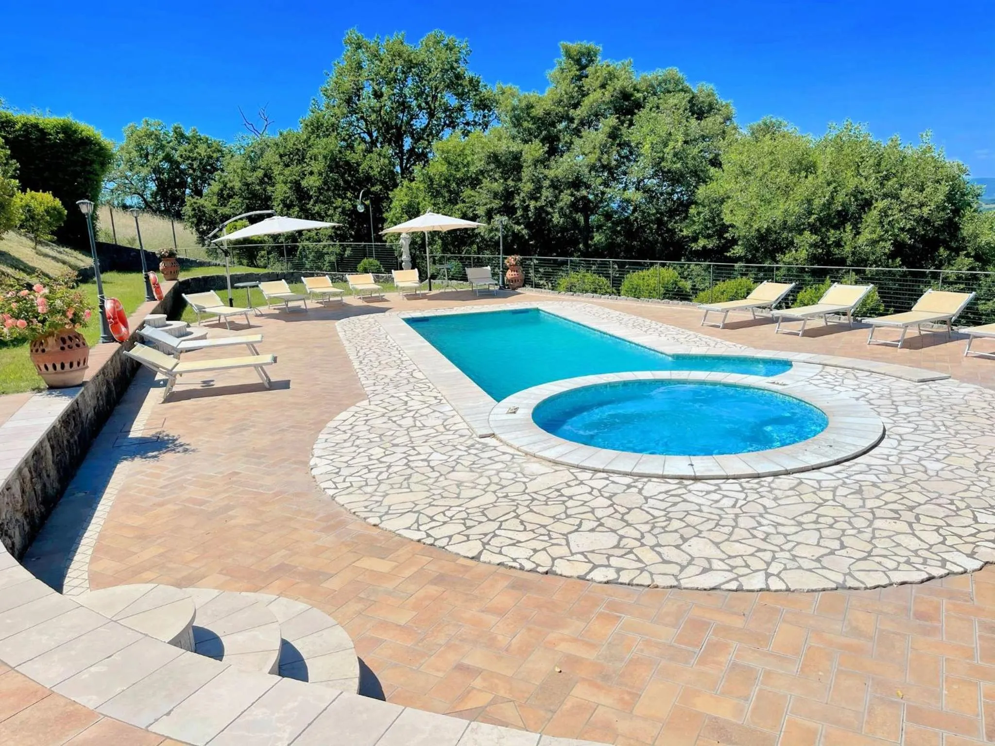 Pool, jacuzzi and events room - Charming villa in Umbria - sleeps 24 - lake view