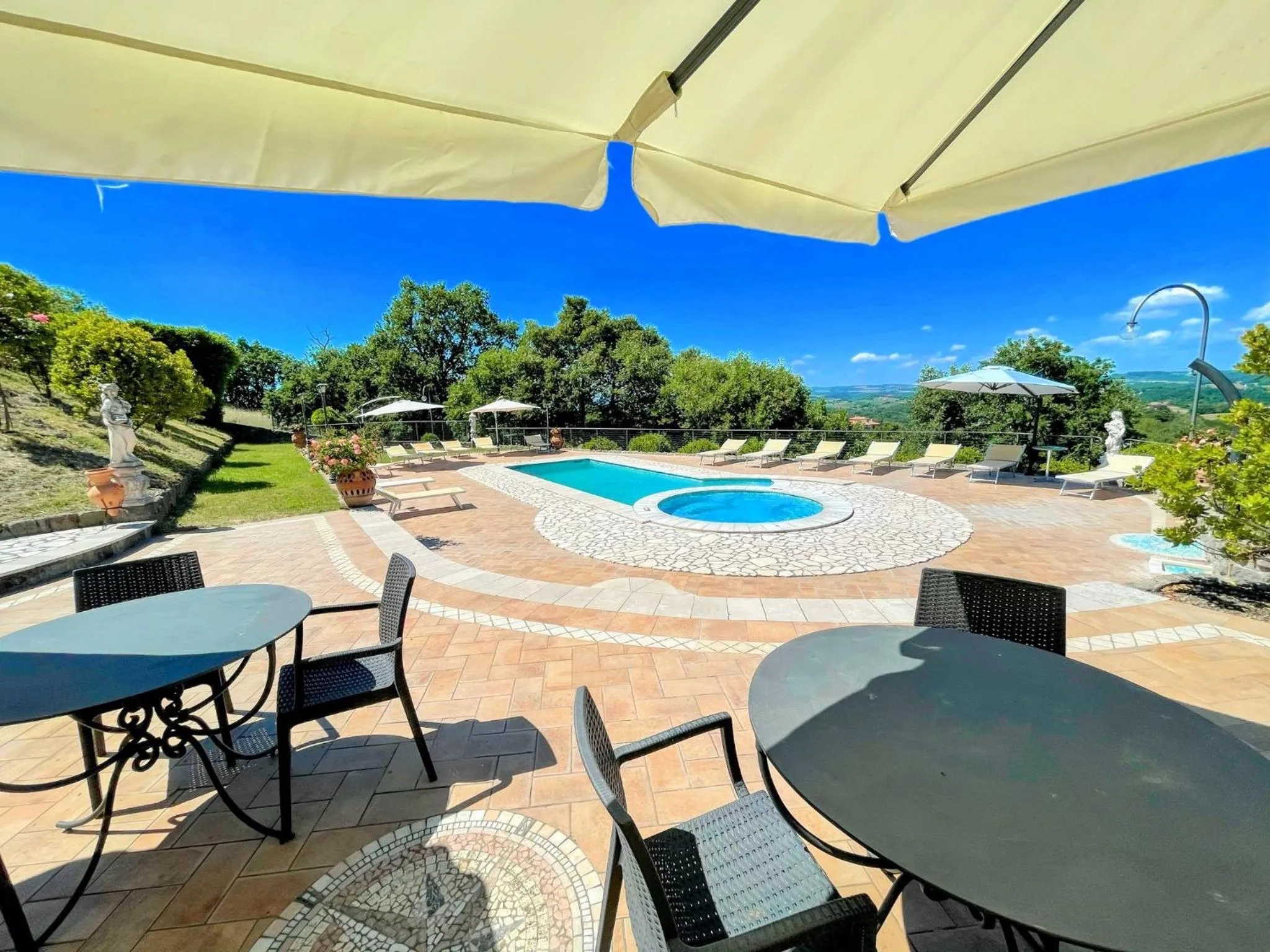 Pool, jacuzzi and events room - Charming villa in Umbria - sleeps 24 - lake view