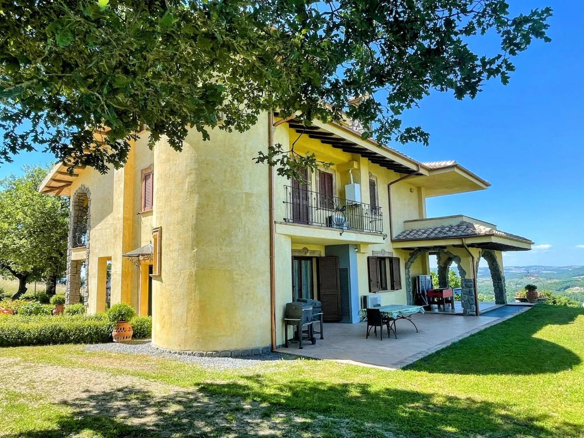Pool, jacuzzi and events room - Charming villa in Umbria - sleeps 24 - lake view