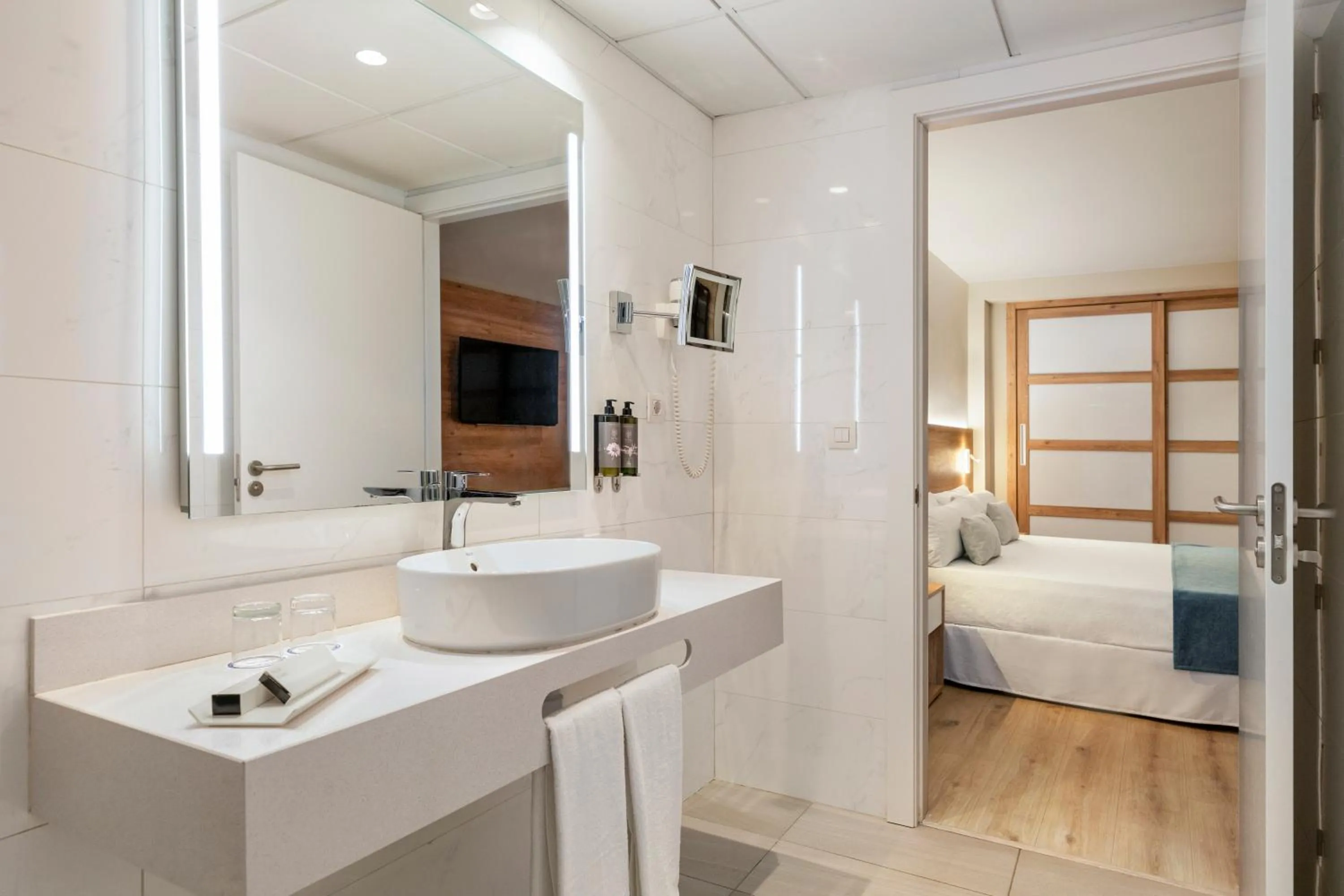 Toilet, Bed in Hotel Best Auto Hogar
