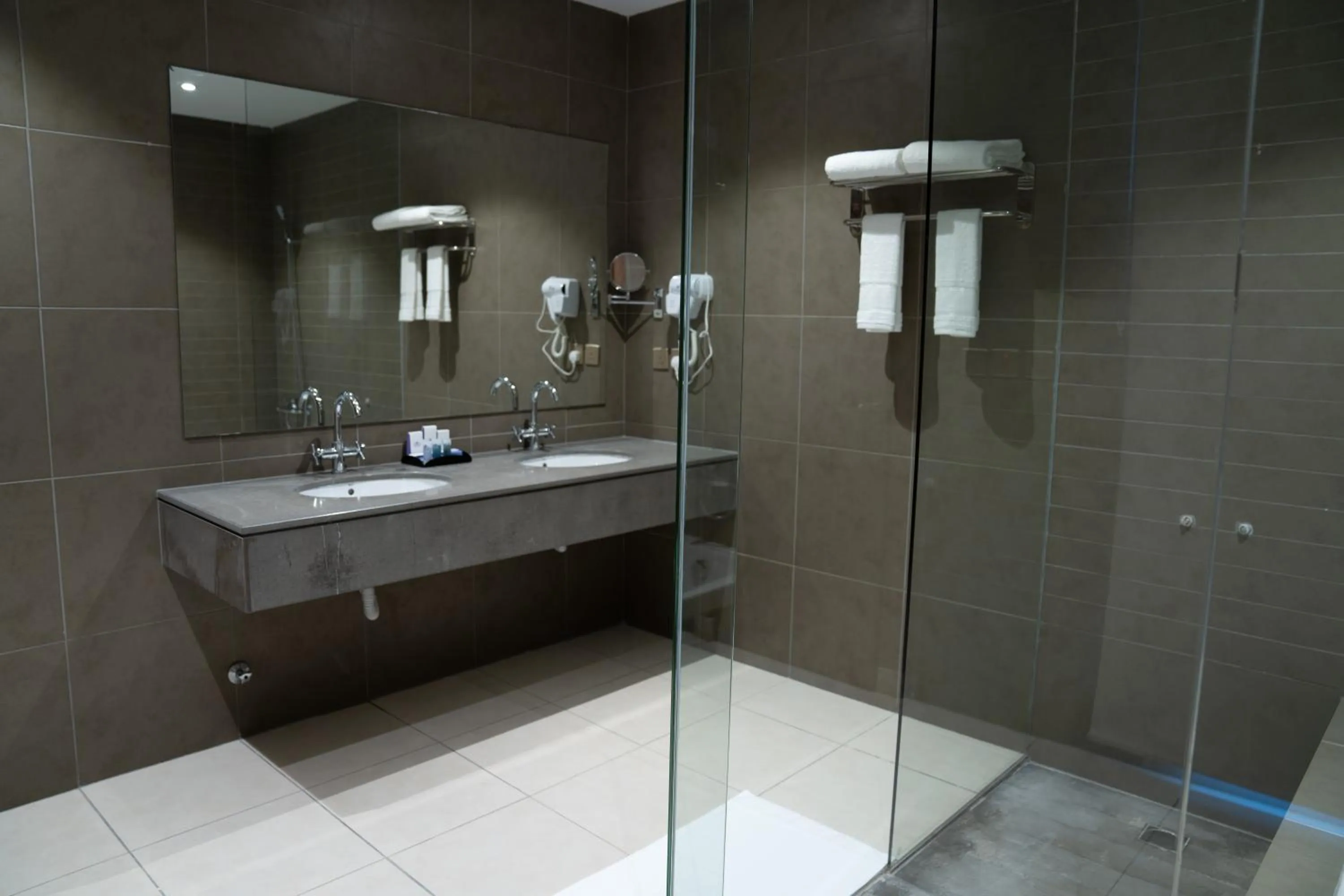 Shower in Sarwat Park Hotel Jeddah - سروات بارك جده