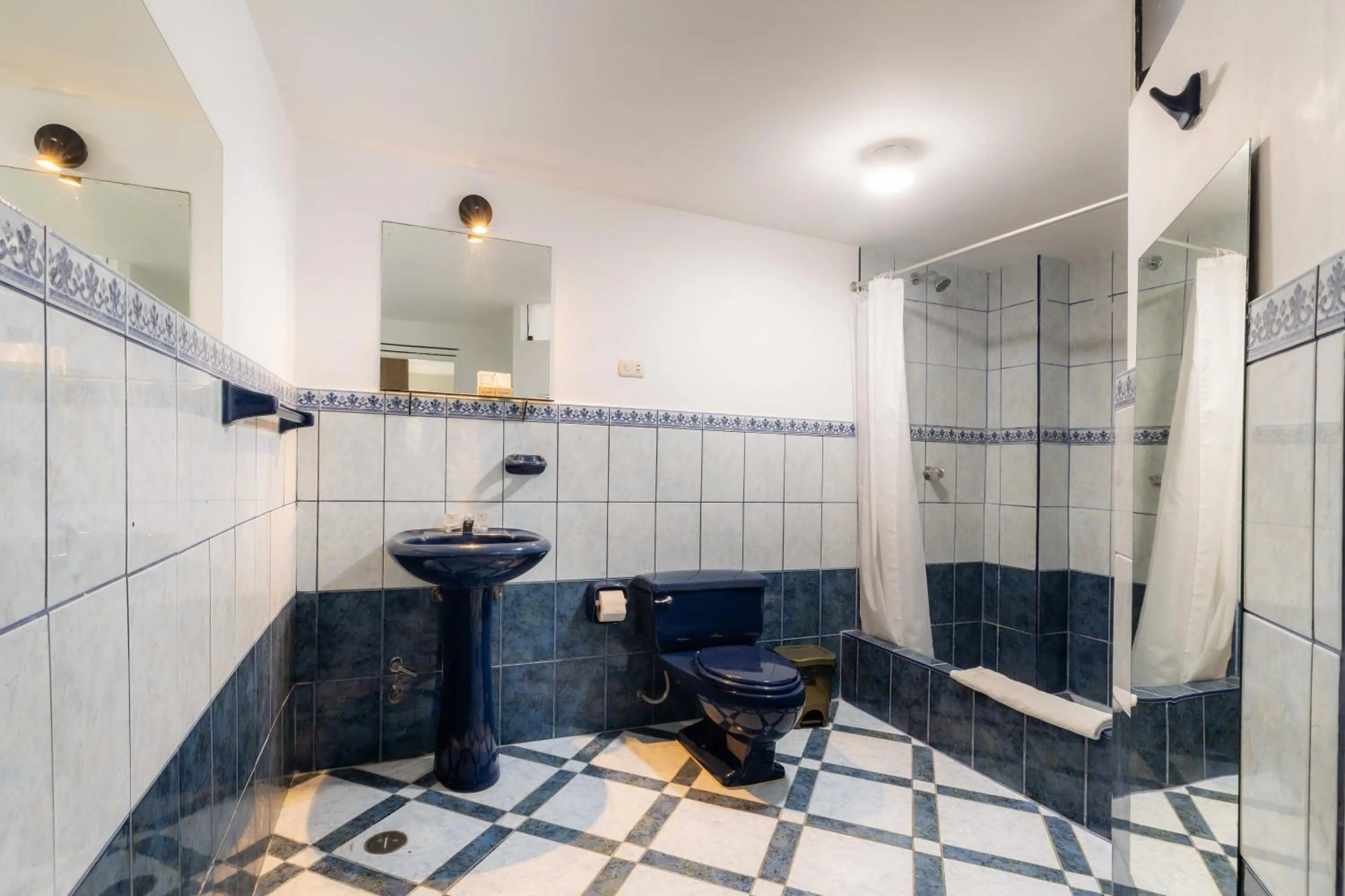 Shower in Hotel Country Trujillo