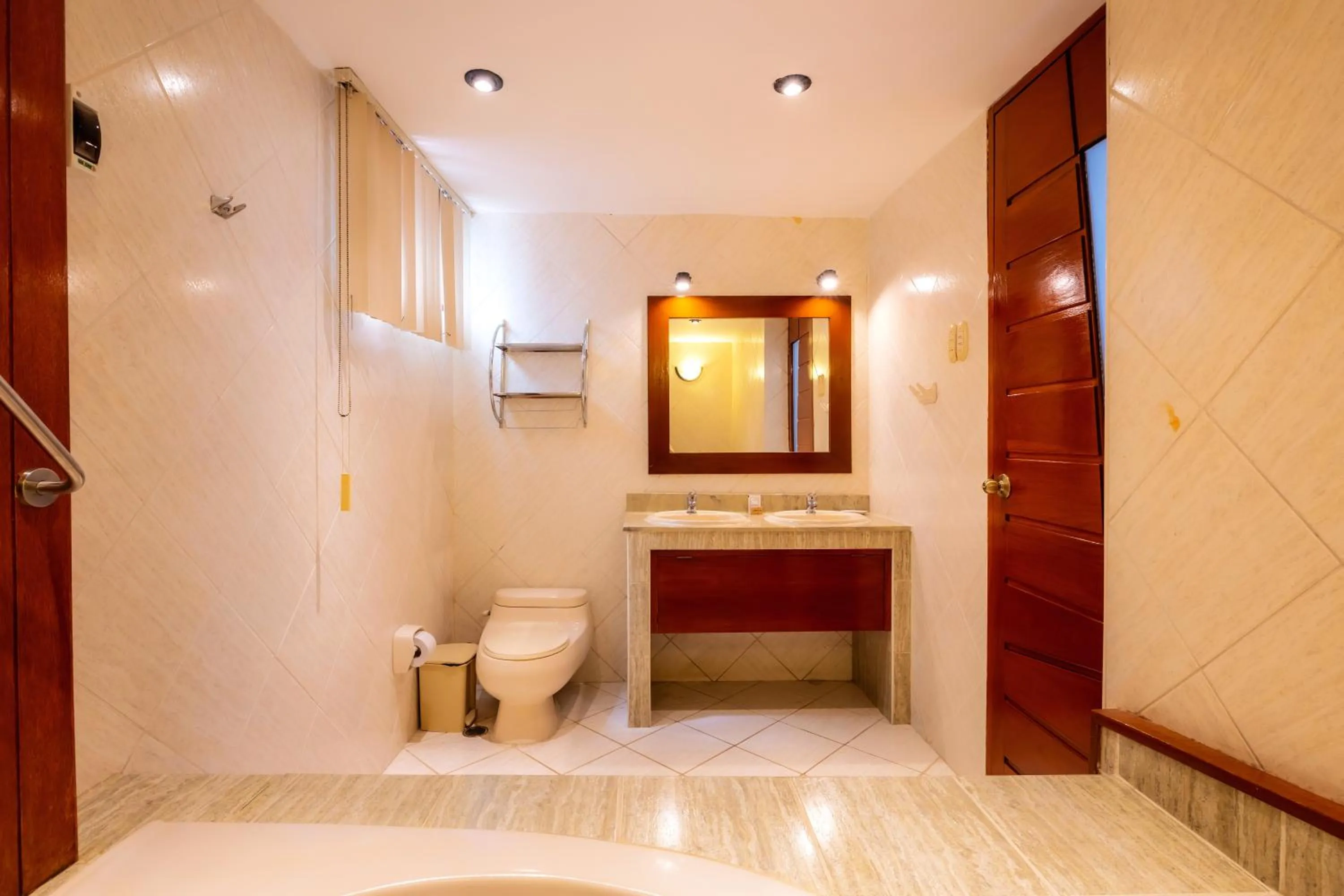 Shower in Hotel Country Trujillo