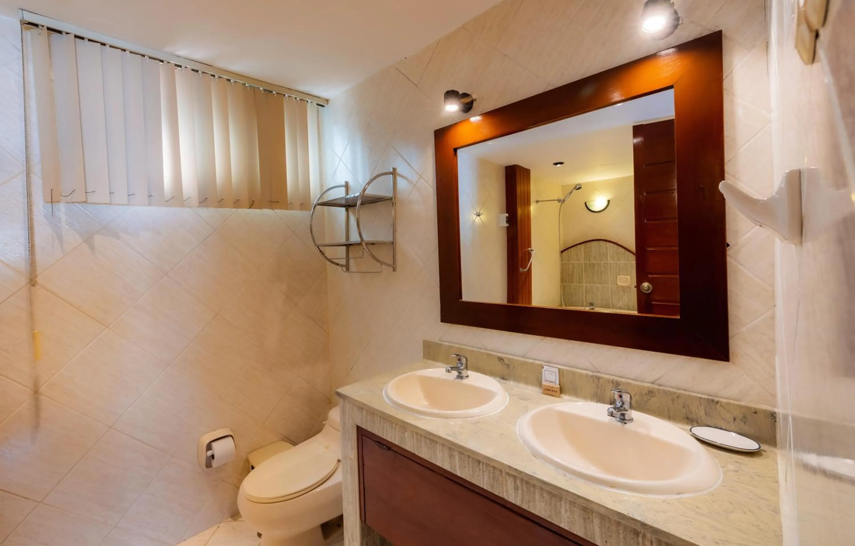 Toilet in Hotel Country Trujillo