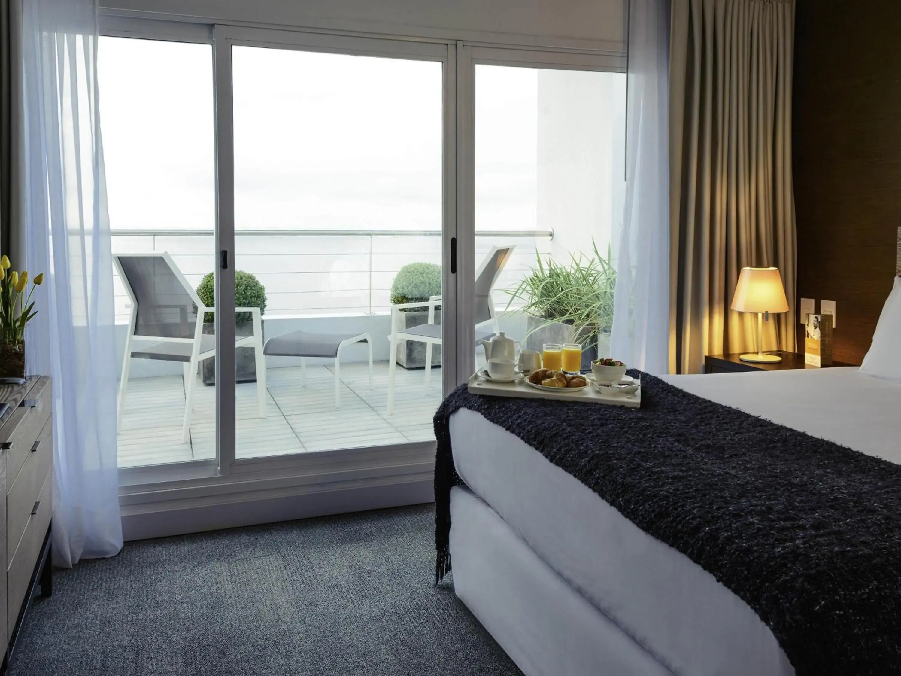 Junior Suite with Queen Bed and Balcony - single occupancy in Mercure Montevideo Punta Carretas Junior Suite with Queen Bed and Balcony - single occupancy in Mercure Montevideo Punta Carretas