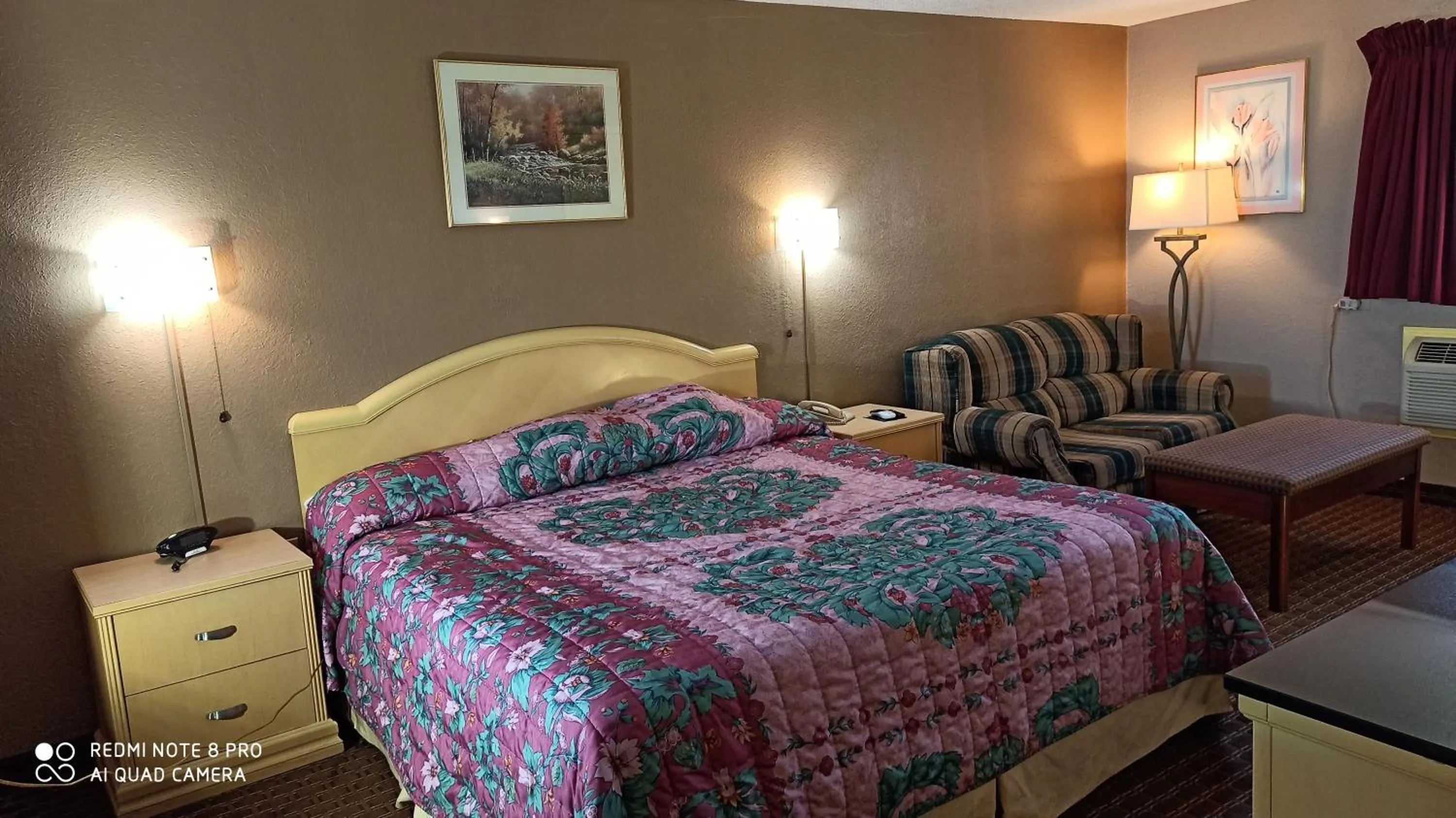 Bed in Best Budget Inn Tell City