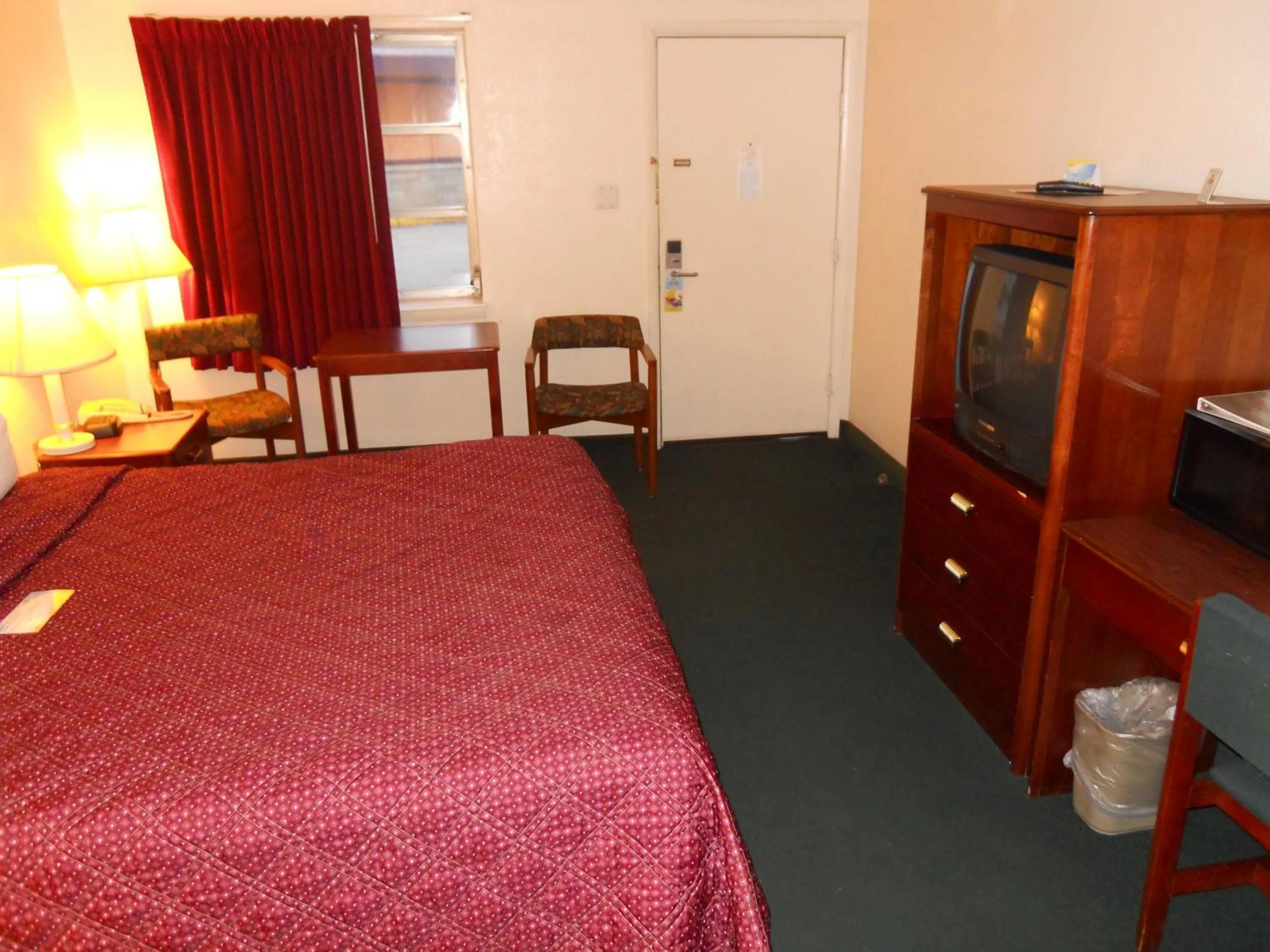 Bed in Best Budget Inn Tell City