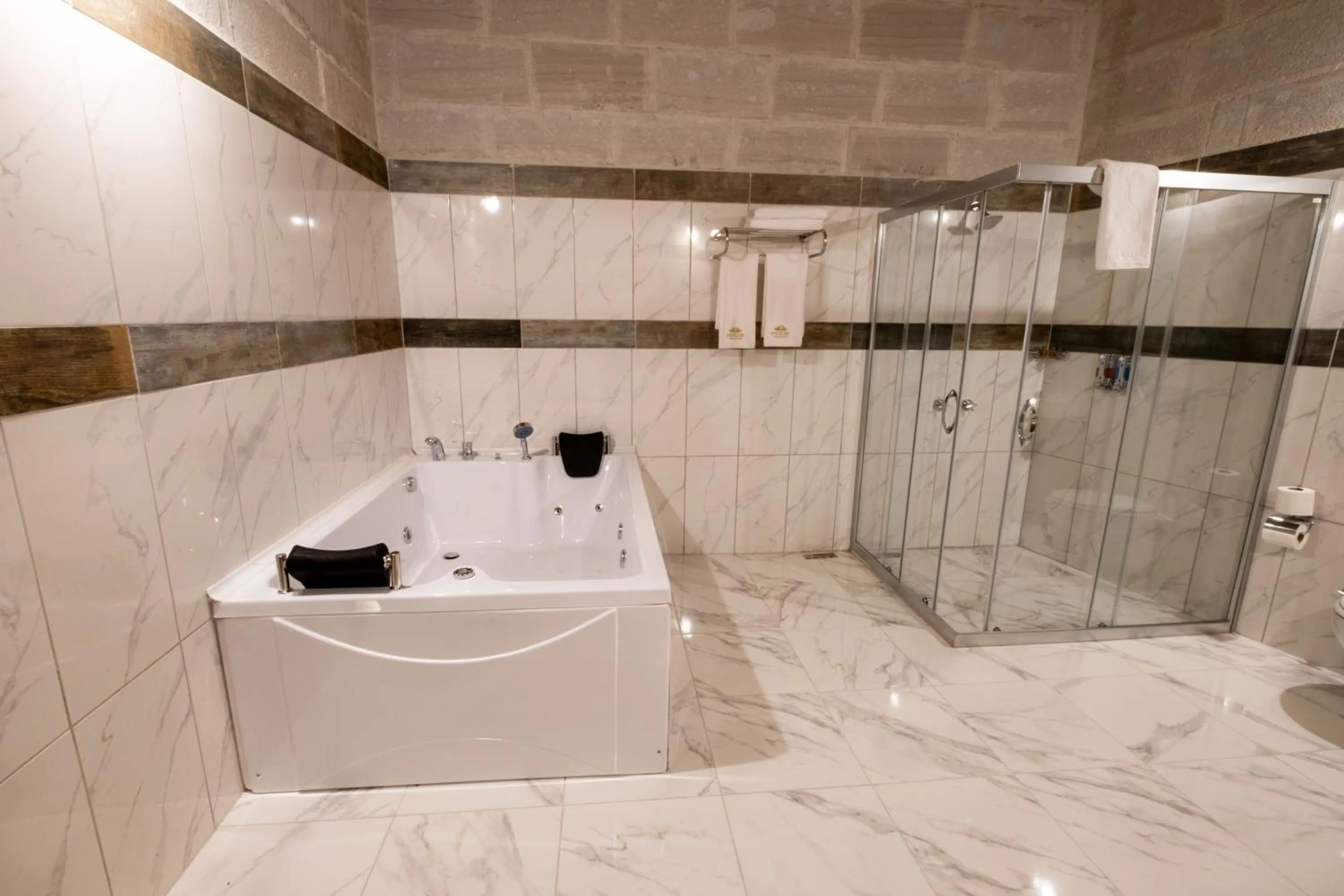 Bath in Mesken Cave Suites