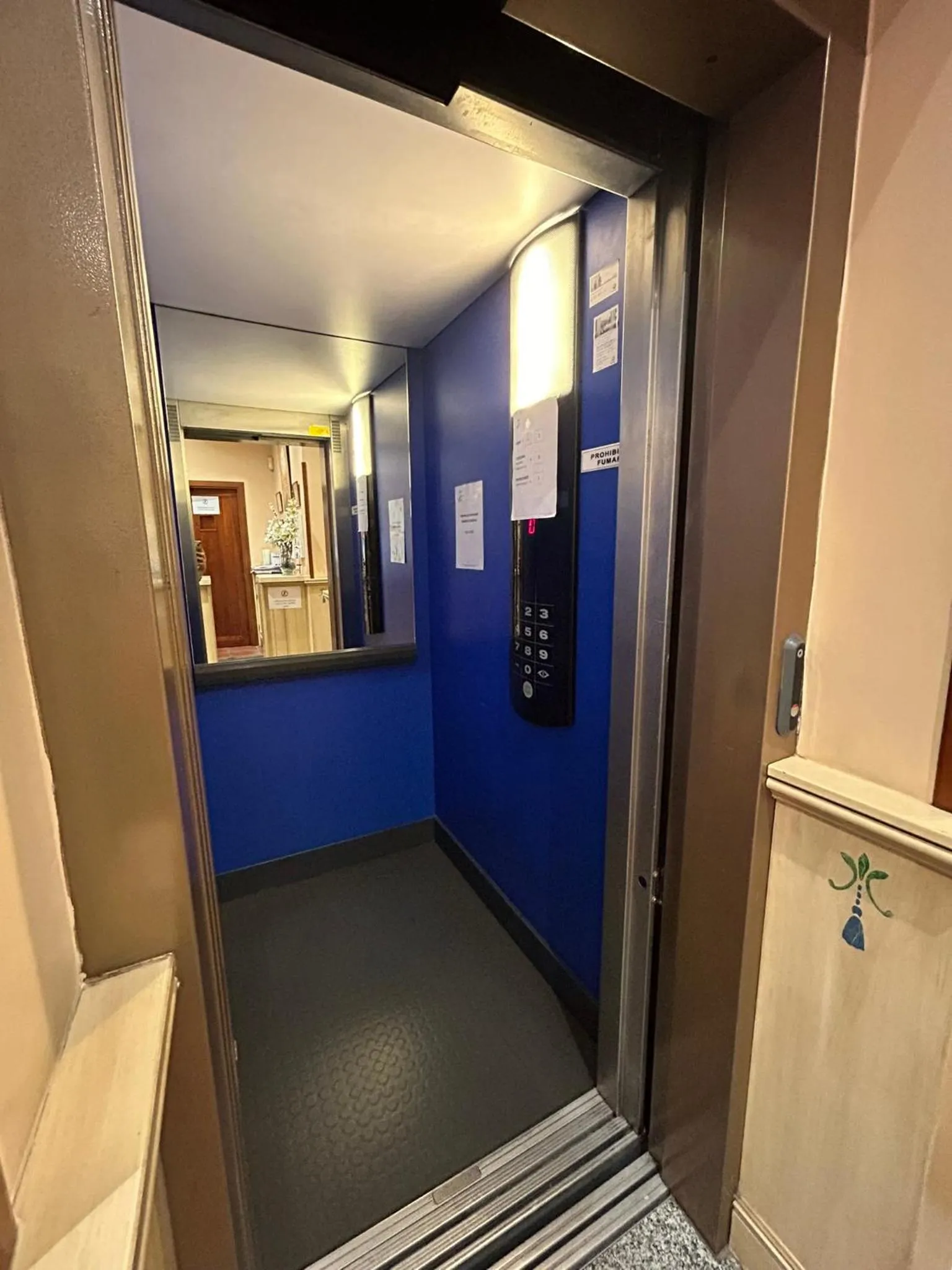 elevator in Hotel Casona de la Reyna